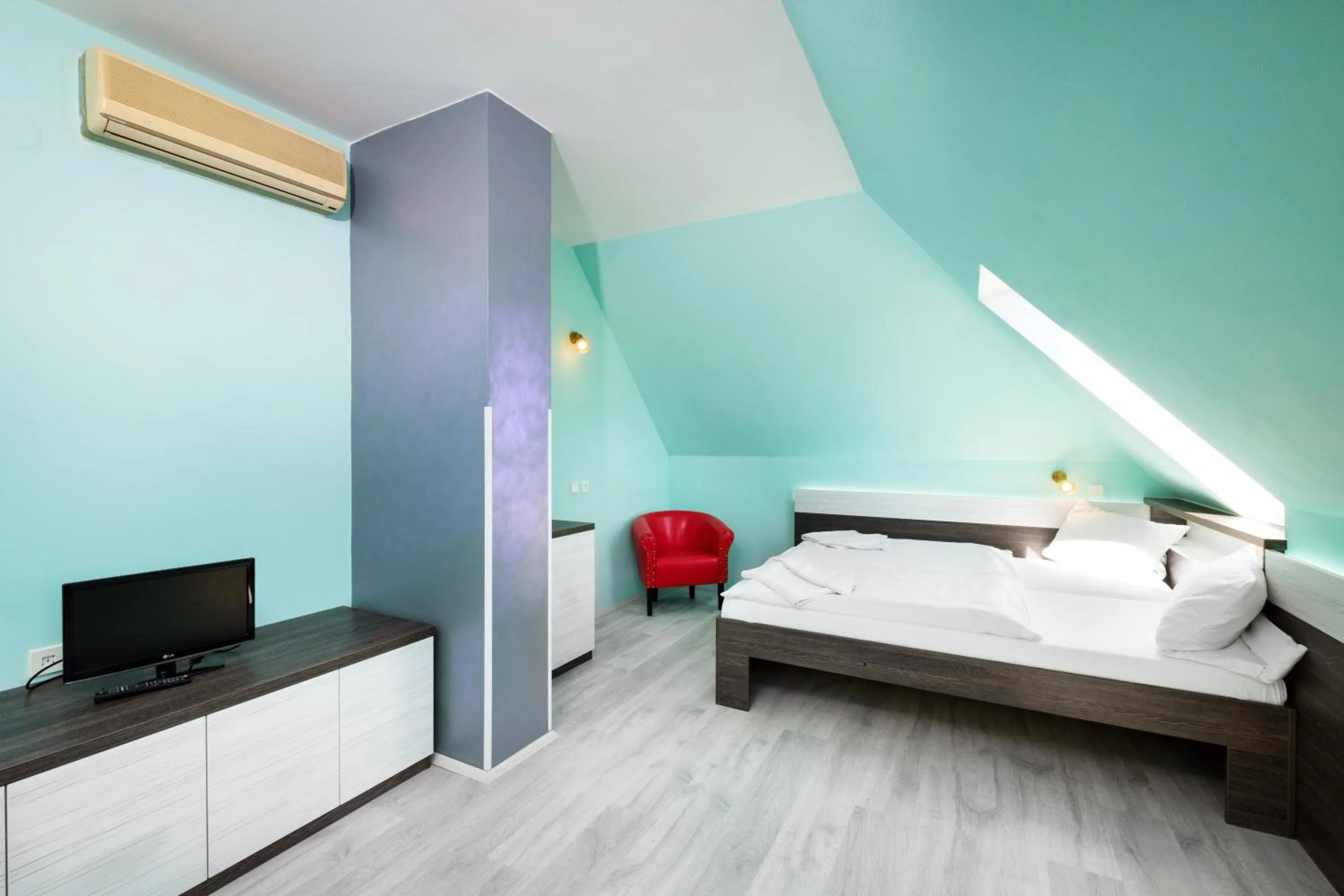 Bedroom, Bed in Hotel N