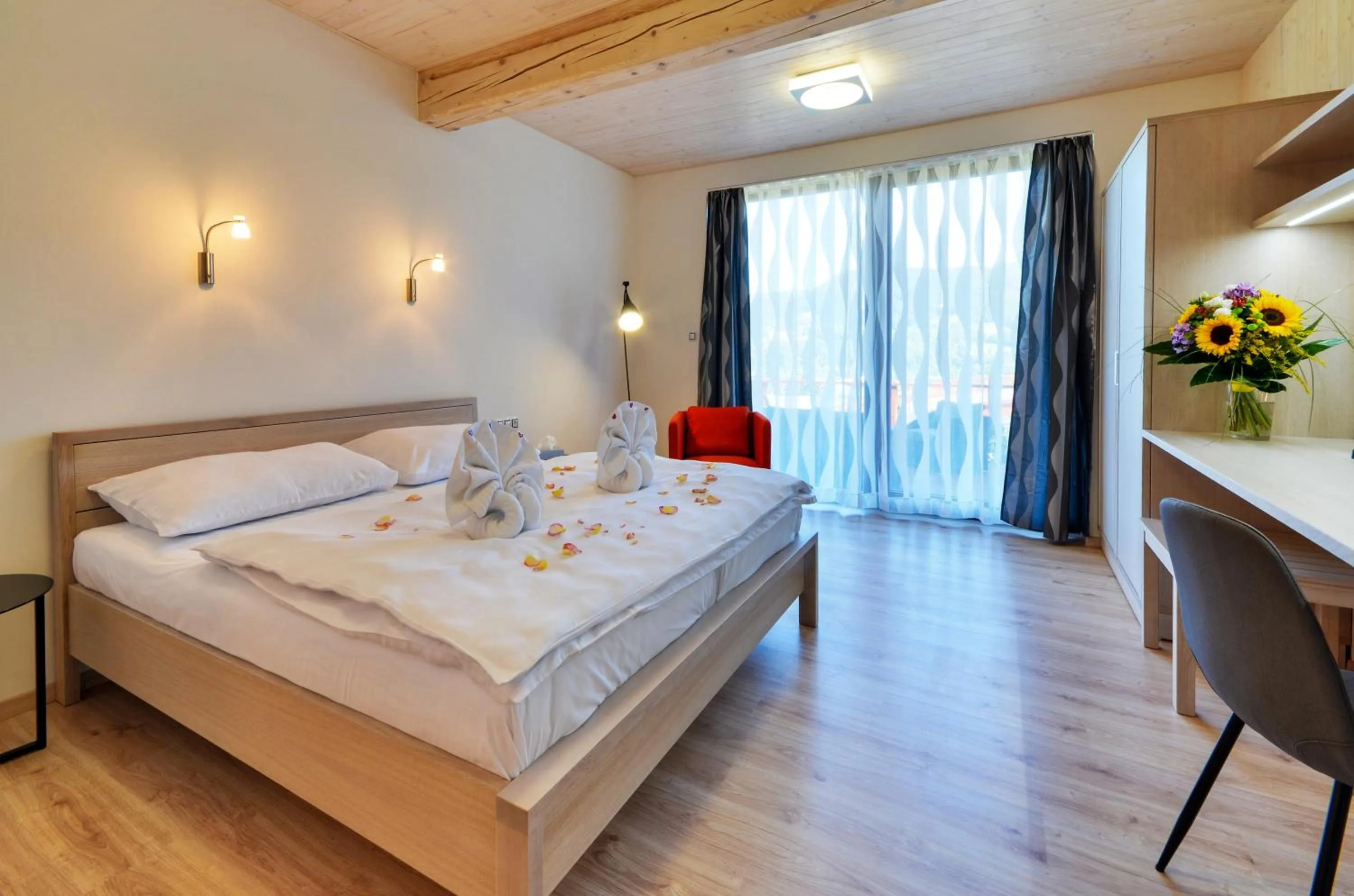 Photo of the whole room, Bed in Green Inn Hotel