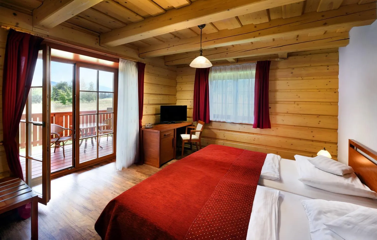 Balcony/Terrace, Bed in Green Inn Hotel