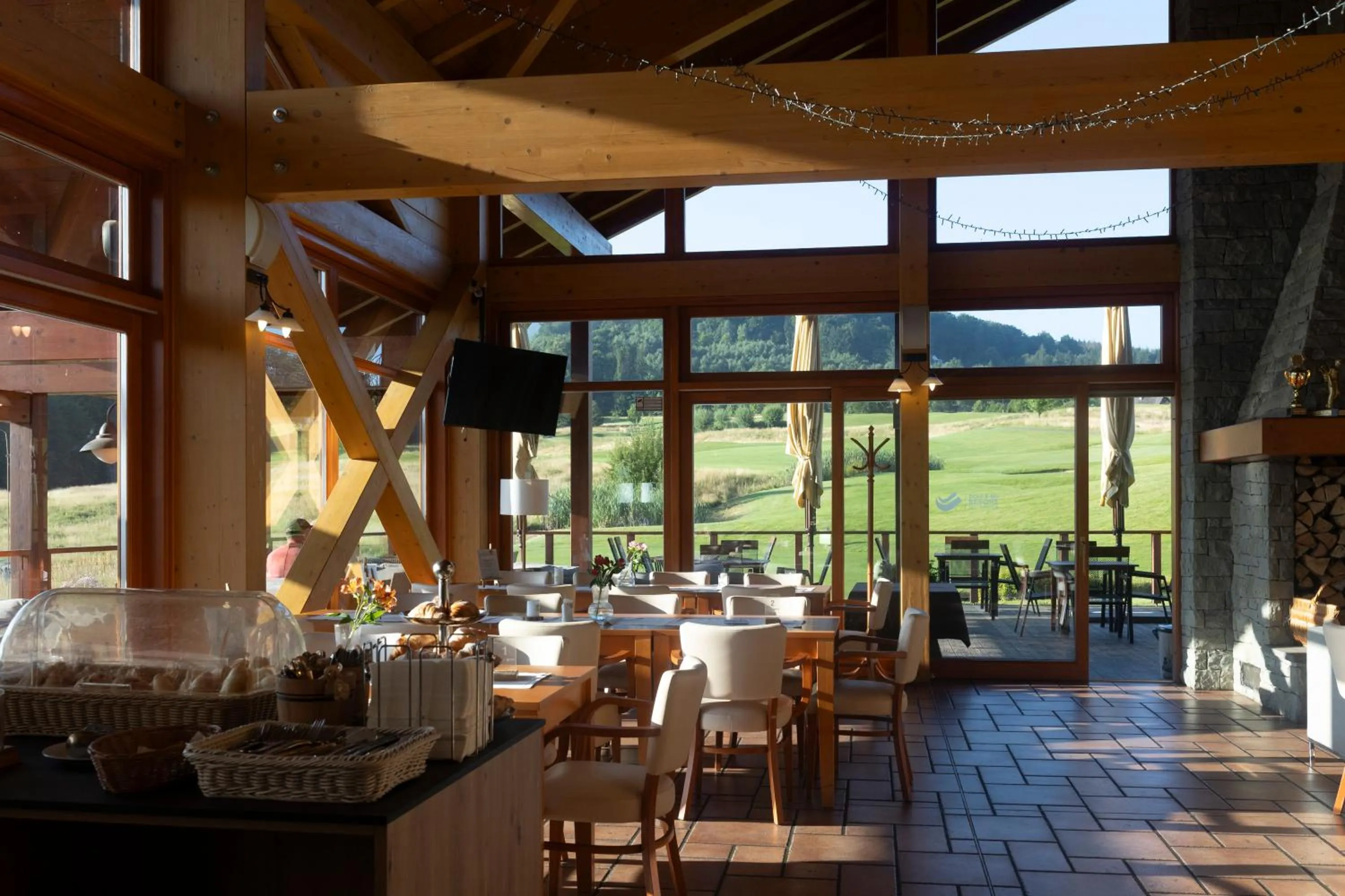 Restaurant/places to eat in Green Inn Hotel