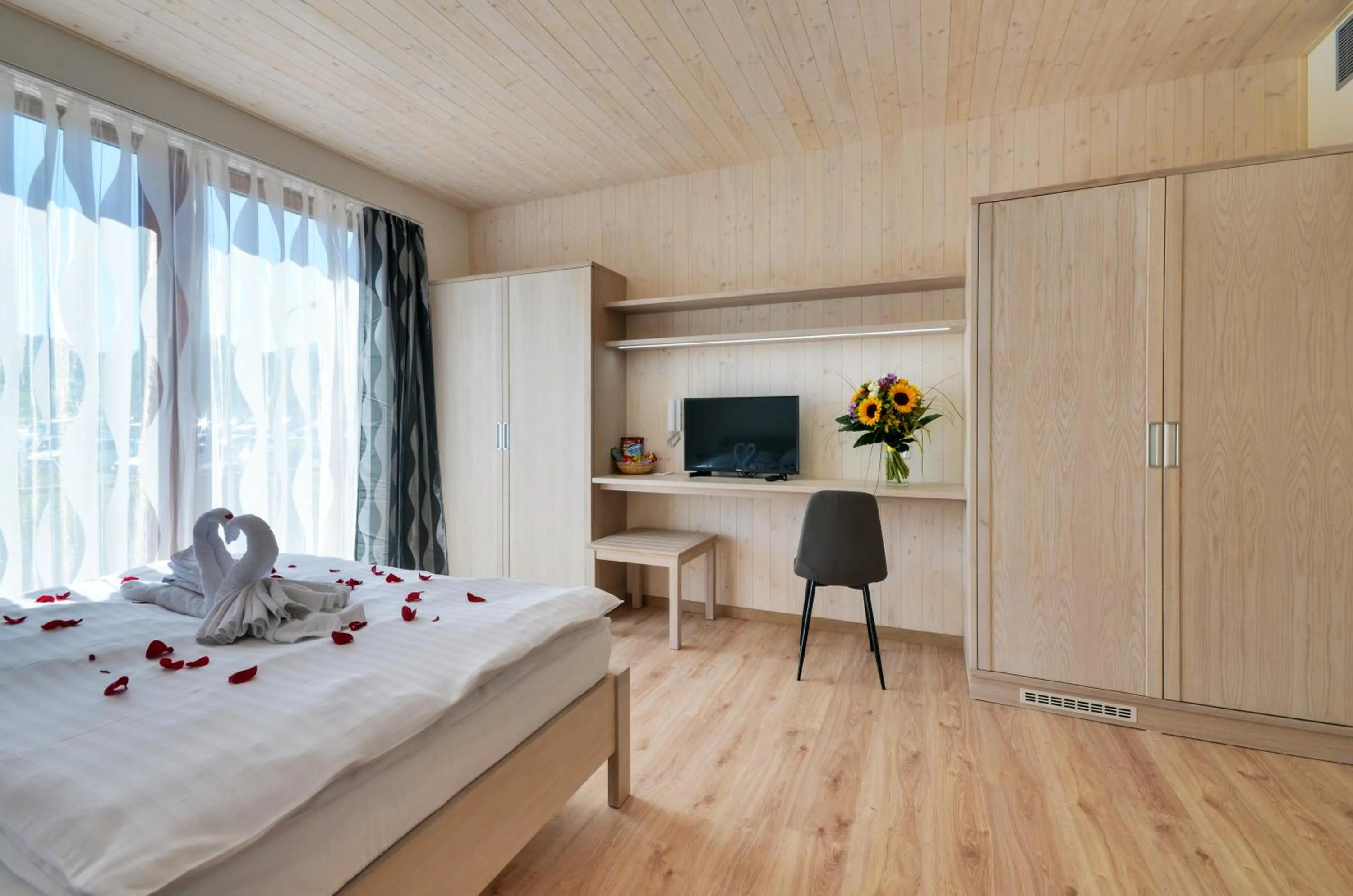 Bed in Green Inn Hotel