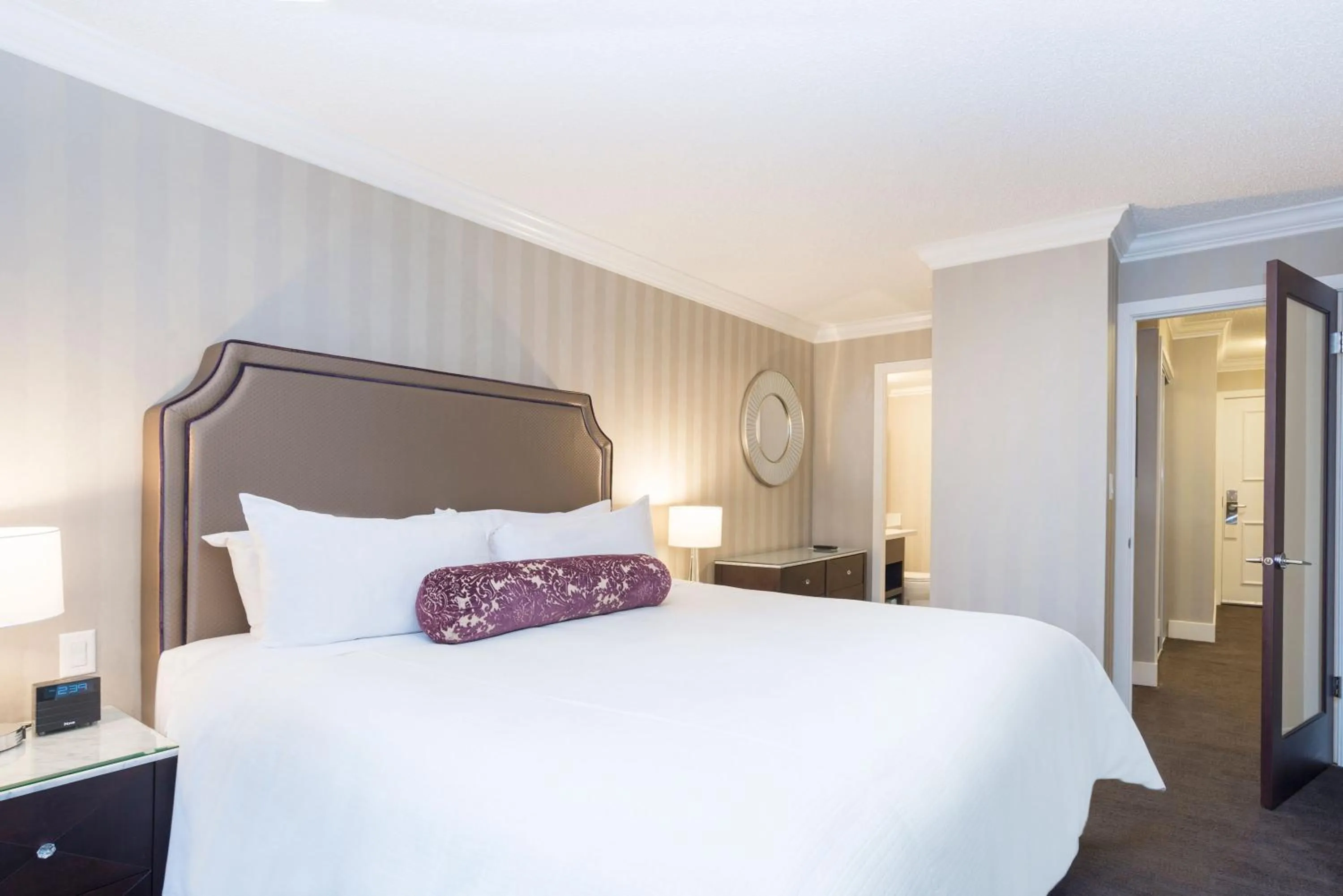 Photo of the whole room, Bed in La Grande Residence at the Sutton Place Hotel