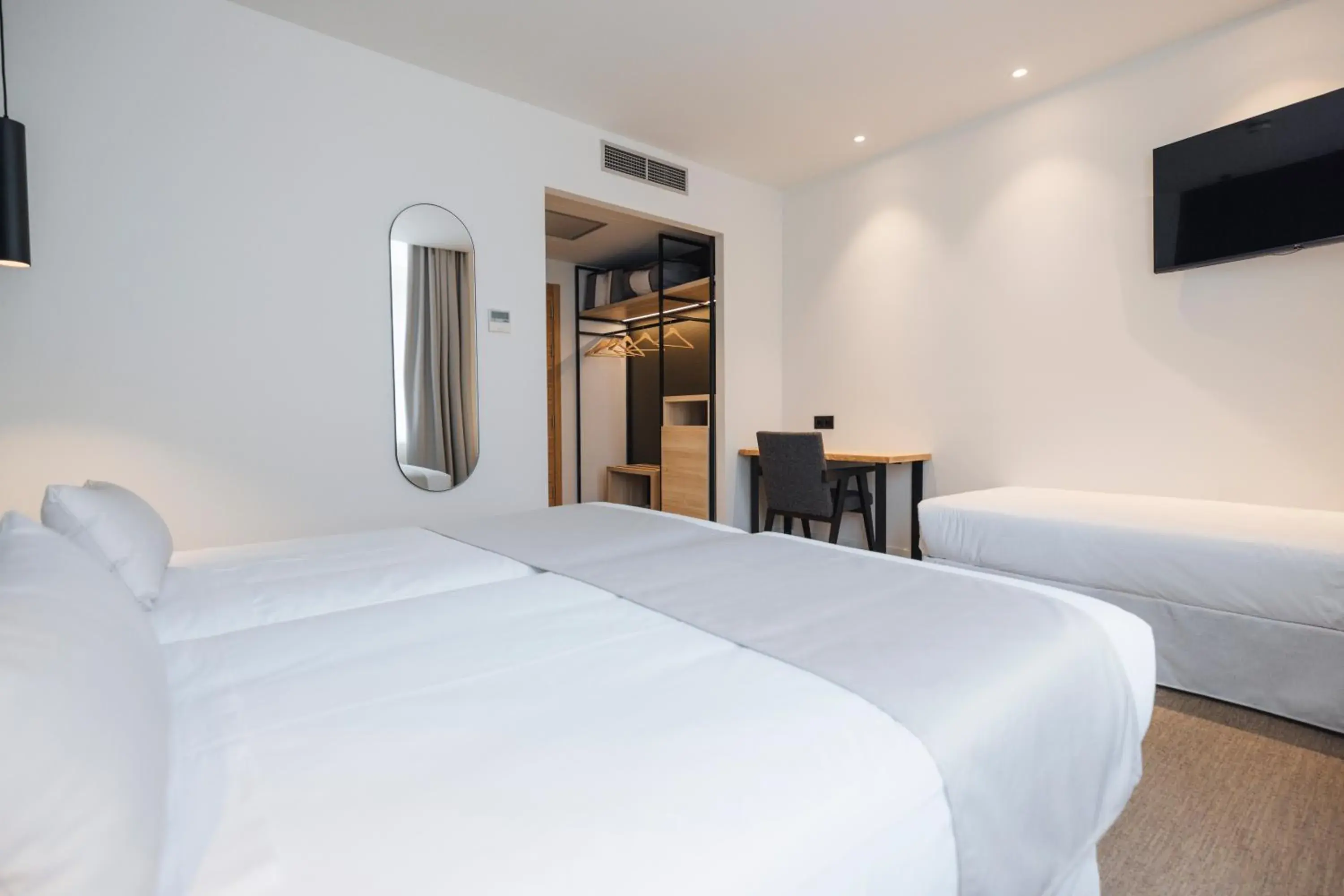 Triple Room in Mondragon Hotela Triple Room in Mondragon Hotela