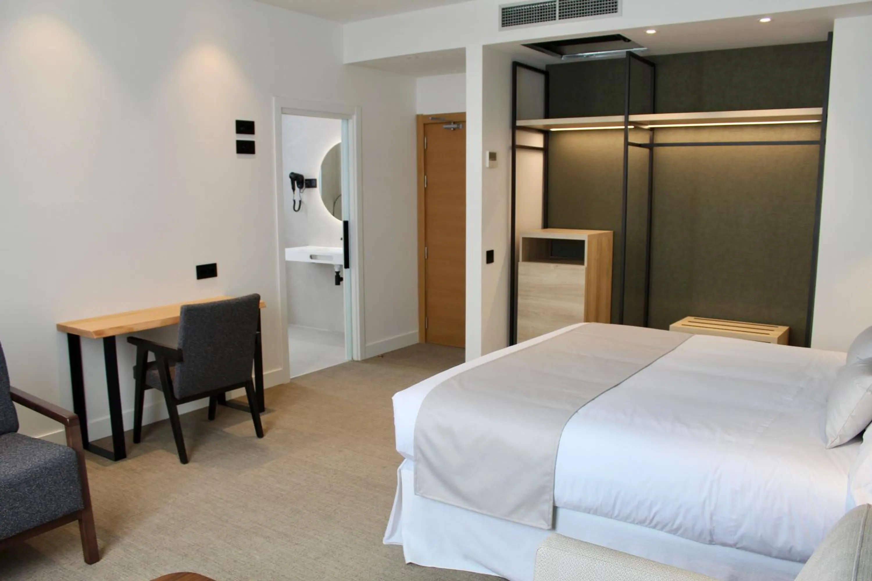 Photo of the whole room, Bed in Mondragon Hotela