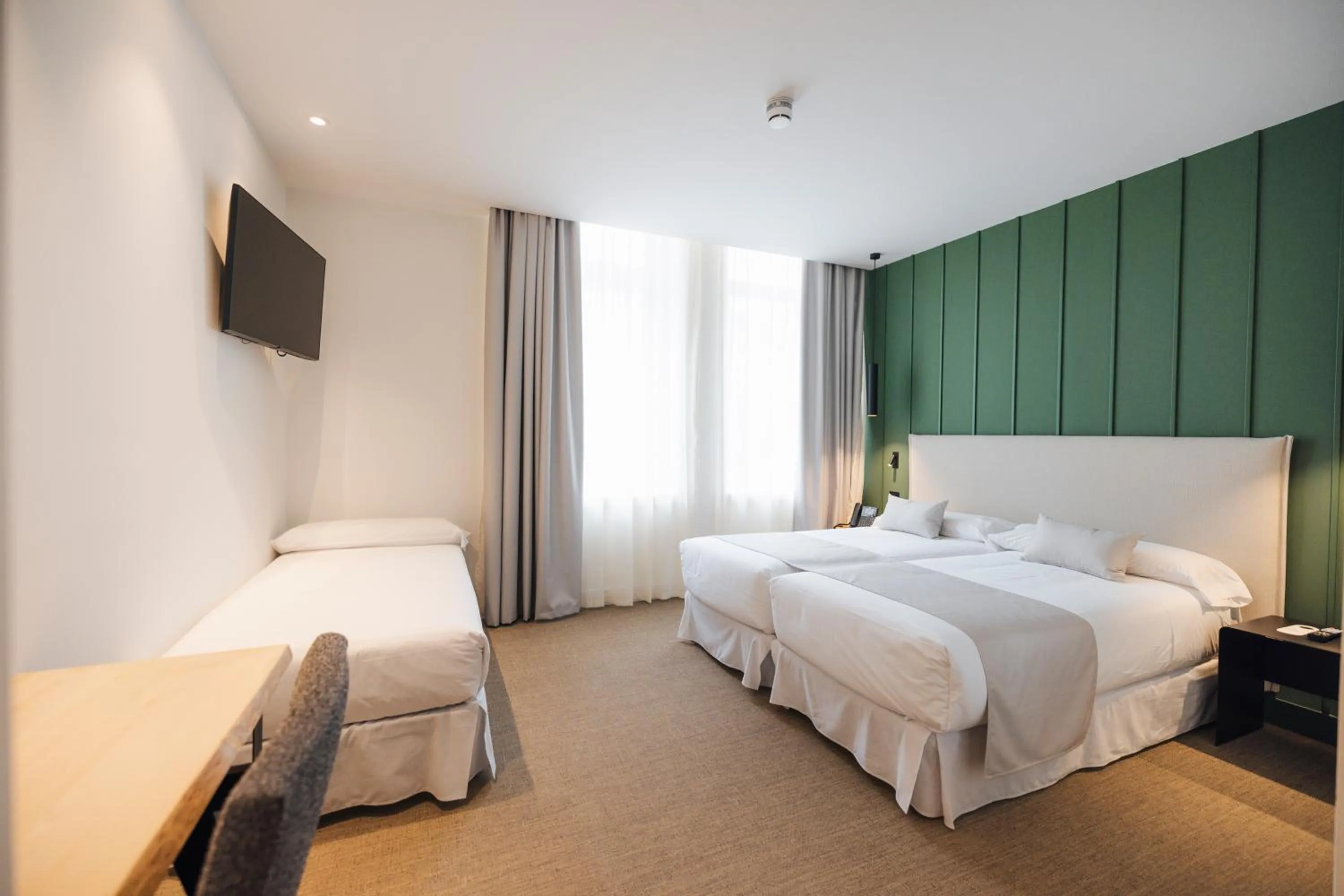 Photo of the whole room, Bed in Mondragon Hotela