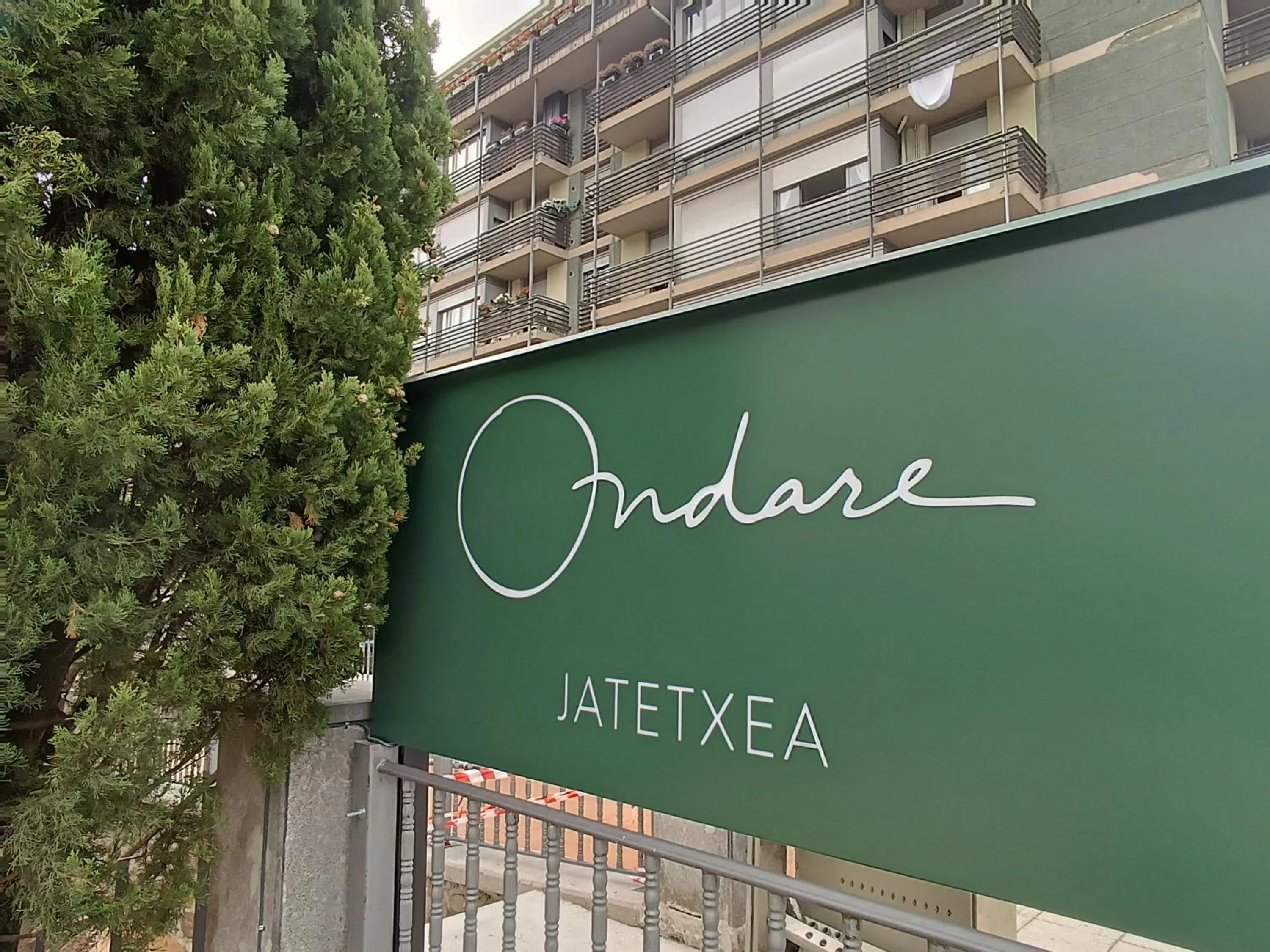 Logo/Certificate/Sign in Mondragon Hotela