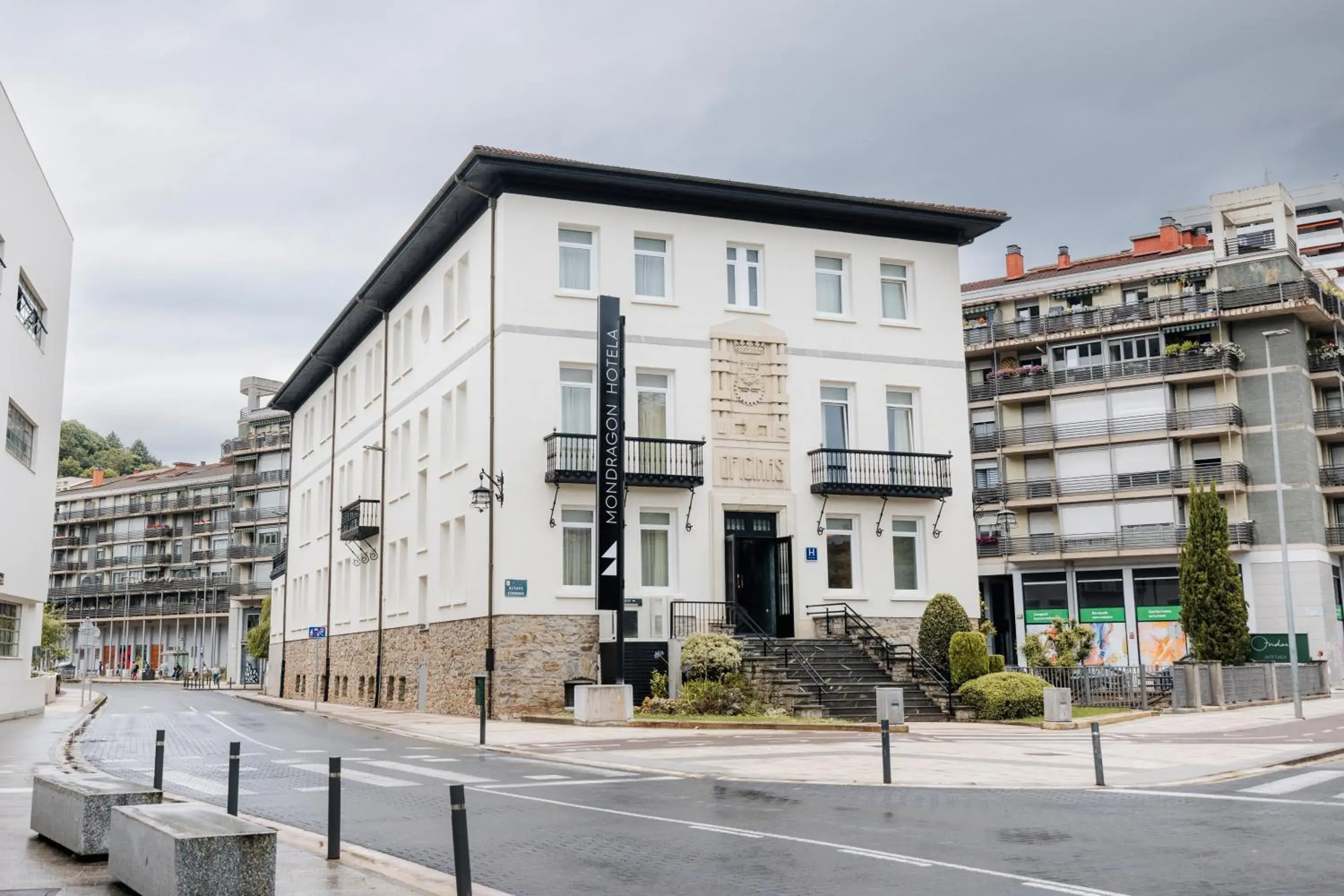 Property building in Mondragon Hotela Property building in Mondragon Hotela