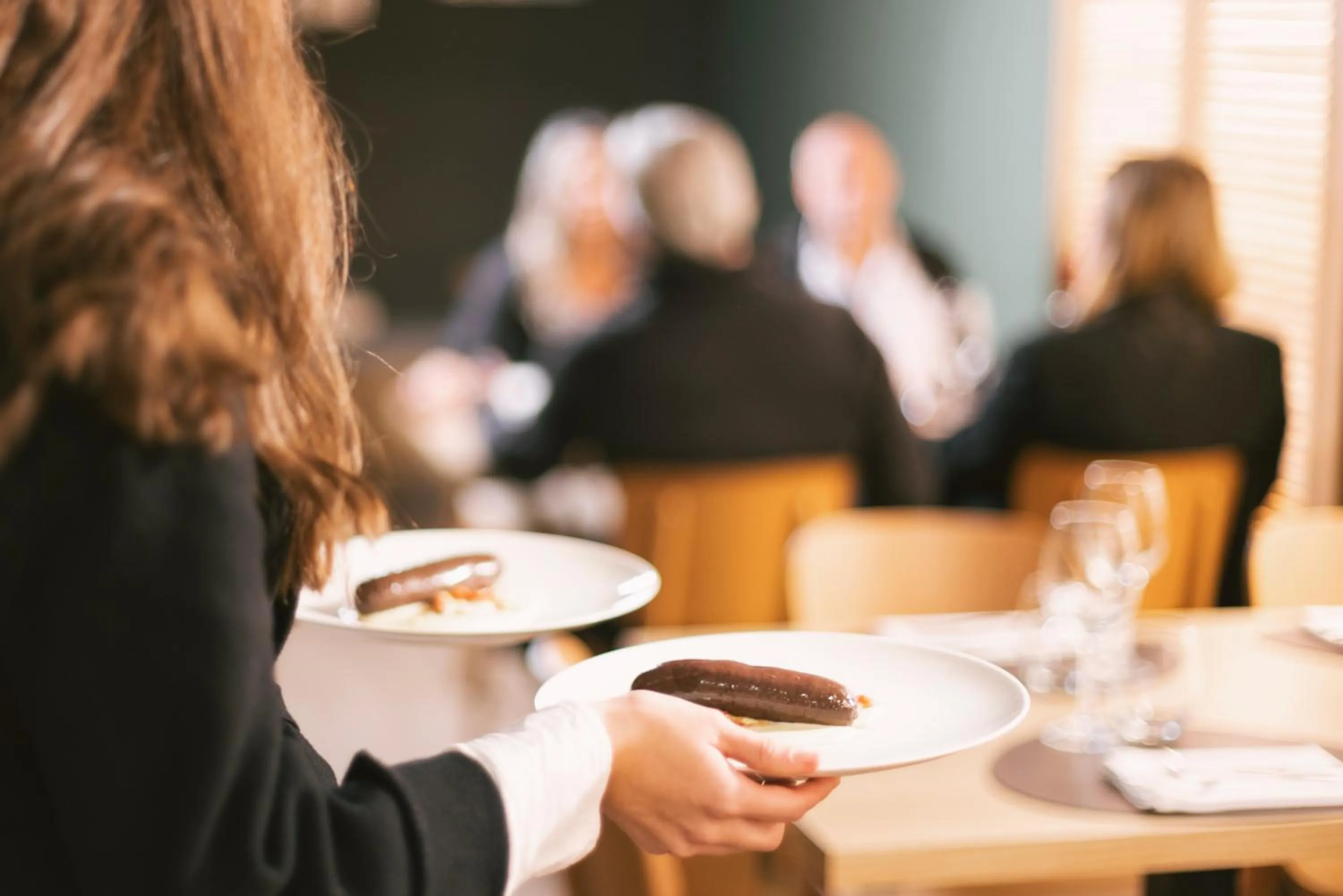 Restaurant/places to eat in Mondragon Hotela