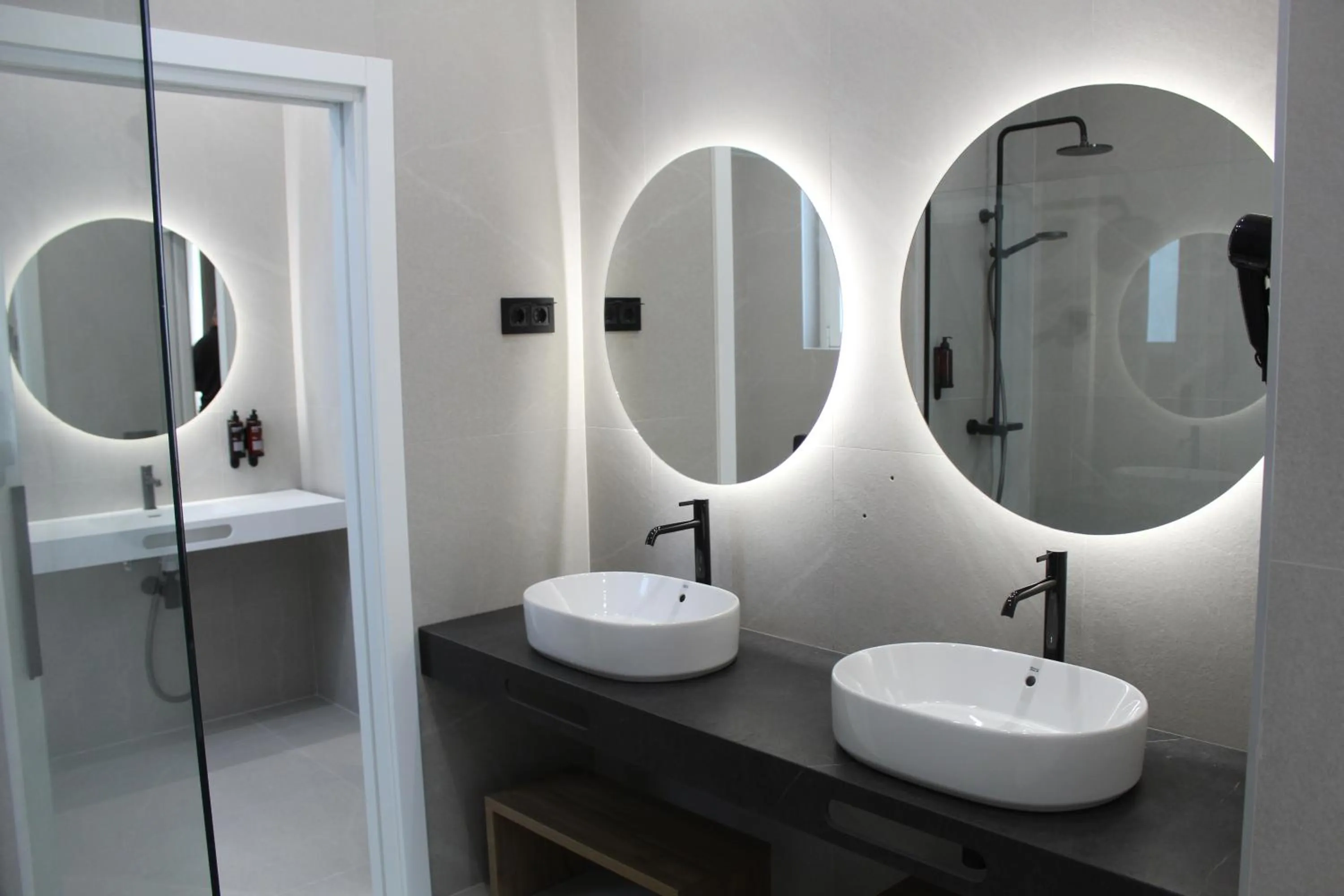 Bathroom in Mondragon Hotela