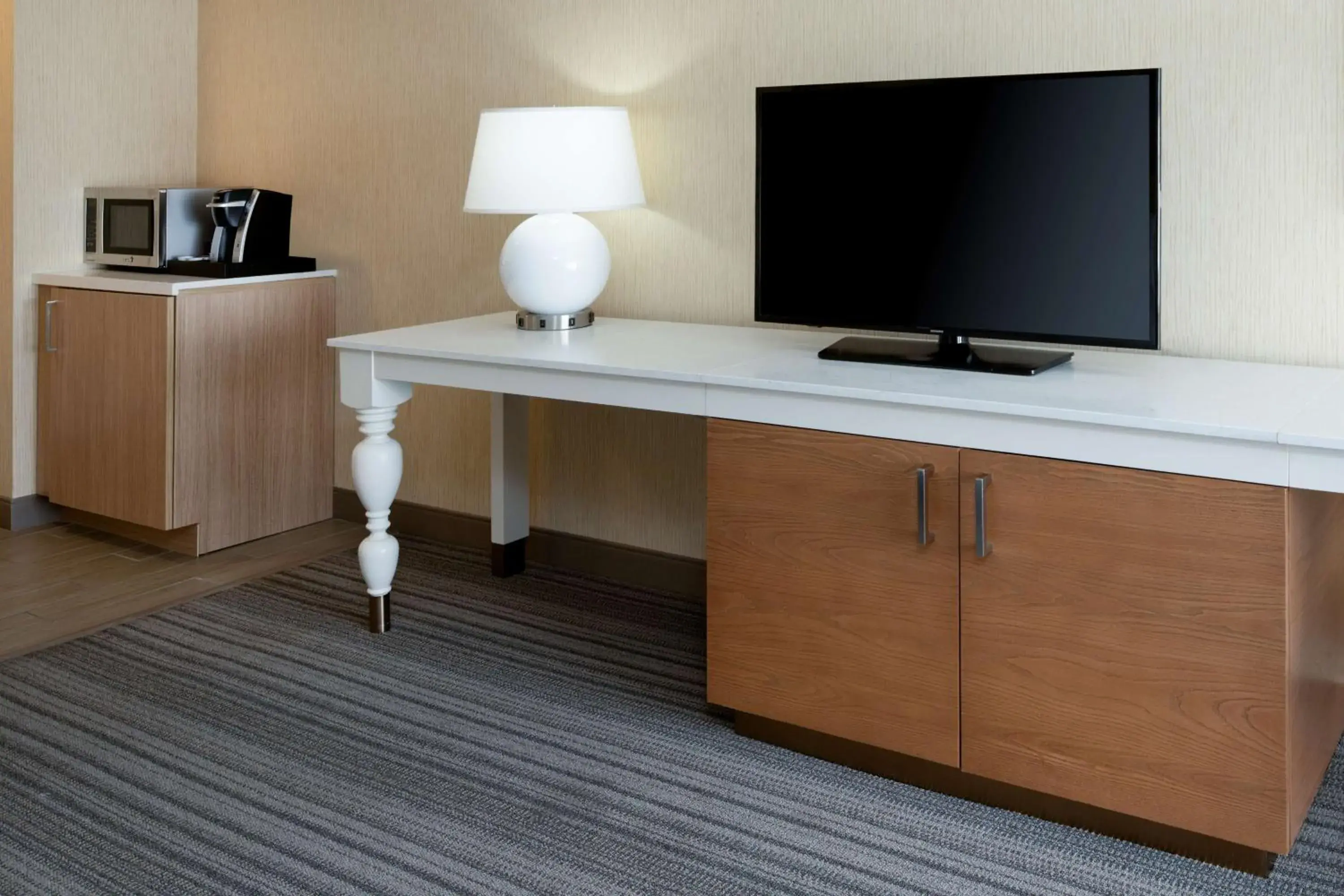 Photo of the whole room in Hilton Garden Inn Roseville Photo of the whole room in Hilton Garden Inn Roseville