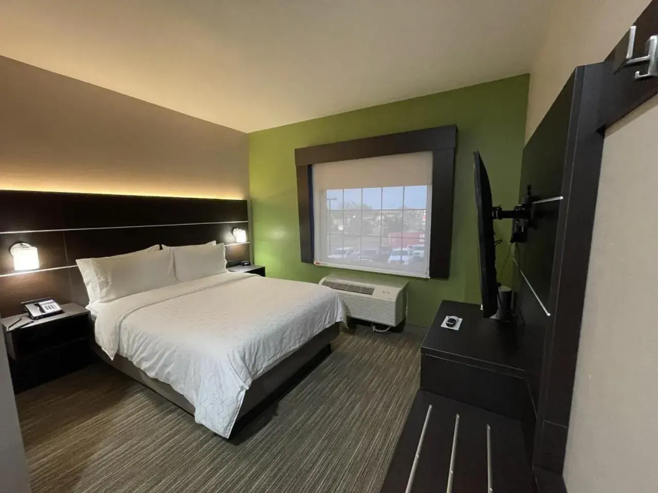 Bed in Holiday Inn Express Hotel and Suites Ada by IHG Bed in Holiday Inn Express Hotel and Suites Ada by IHG