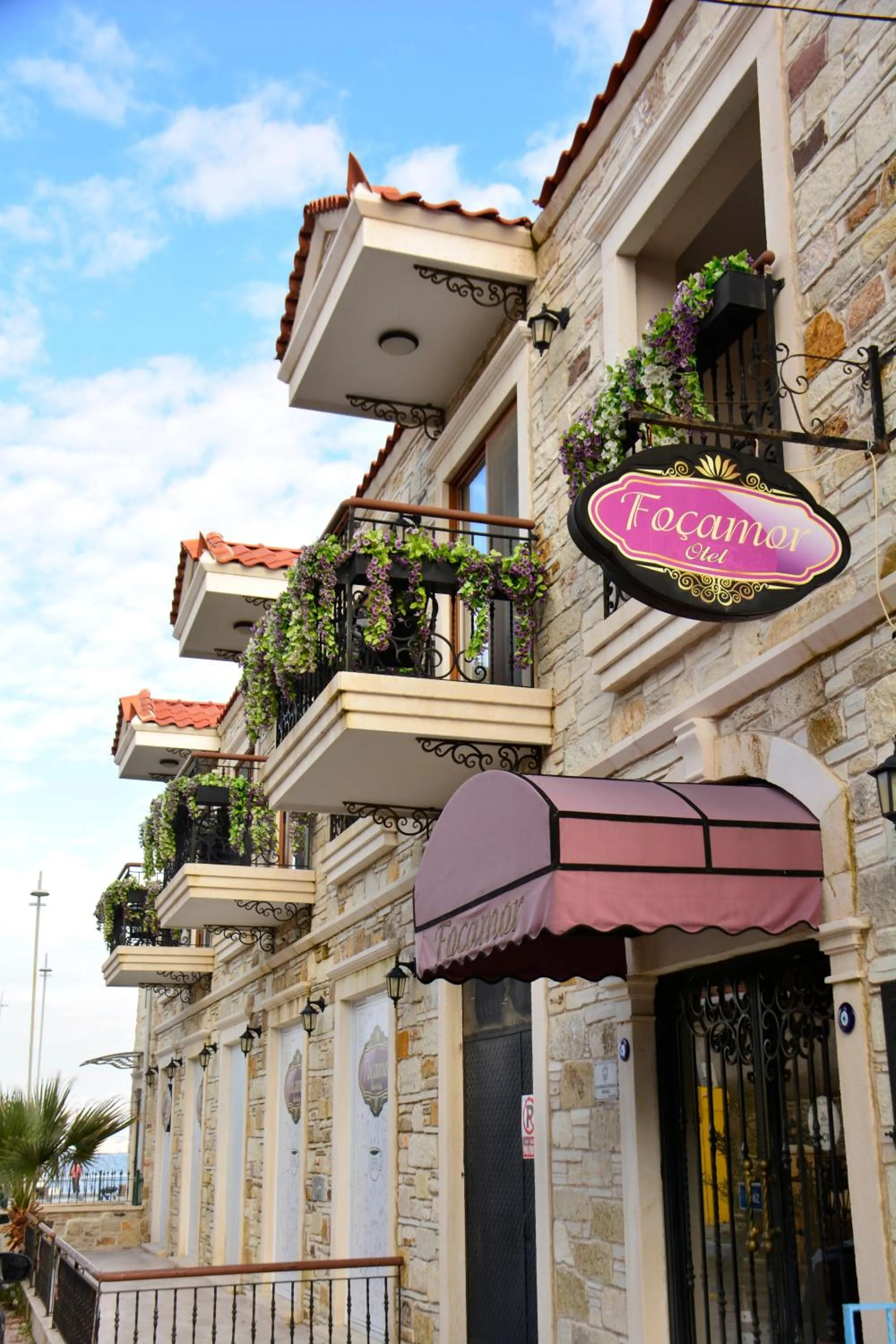 Communal lounge/ TV room in Focamor Otel