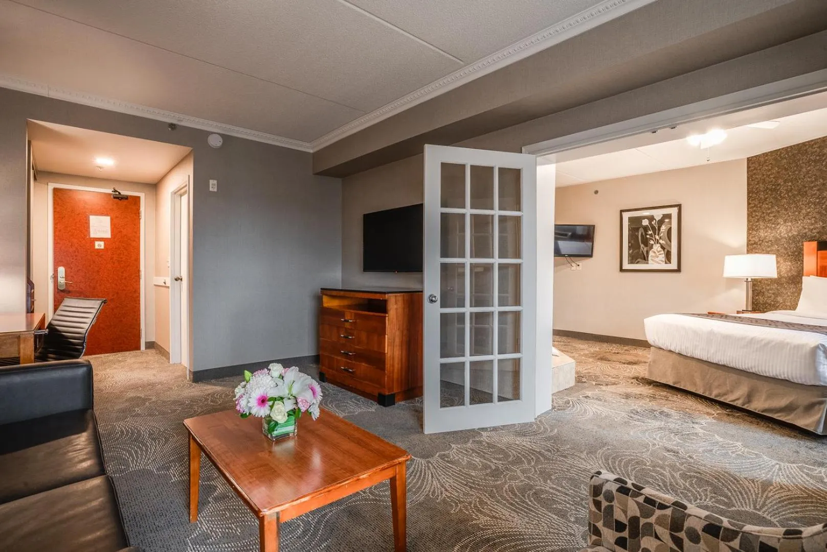 Living room, Bed in Monte Carlo Inn Barrie - Newly Renovated