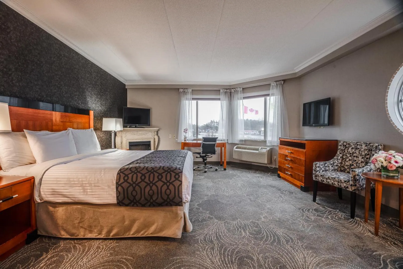 Bed in Monte Carlo Inn Barrie - Newly Renovated