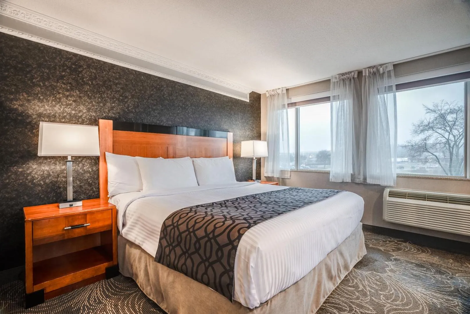 Bed in Monte Carlo Inn Barrie - Newly Renovated