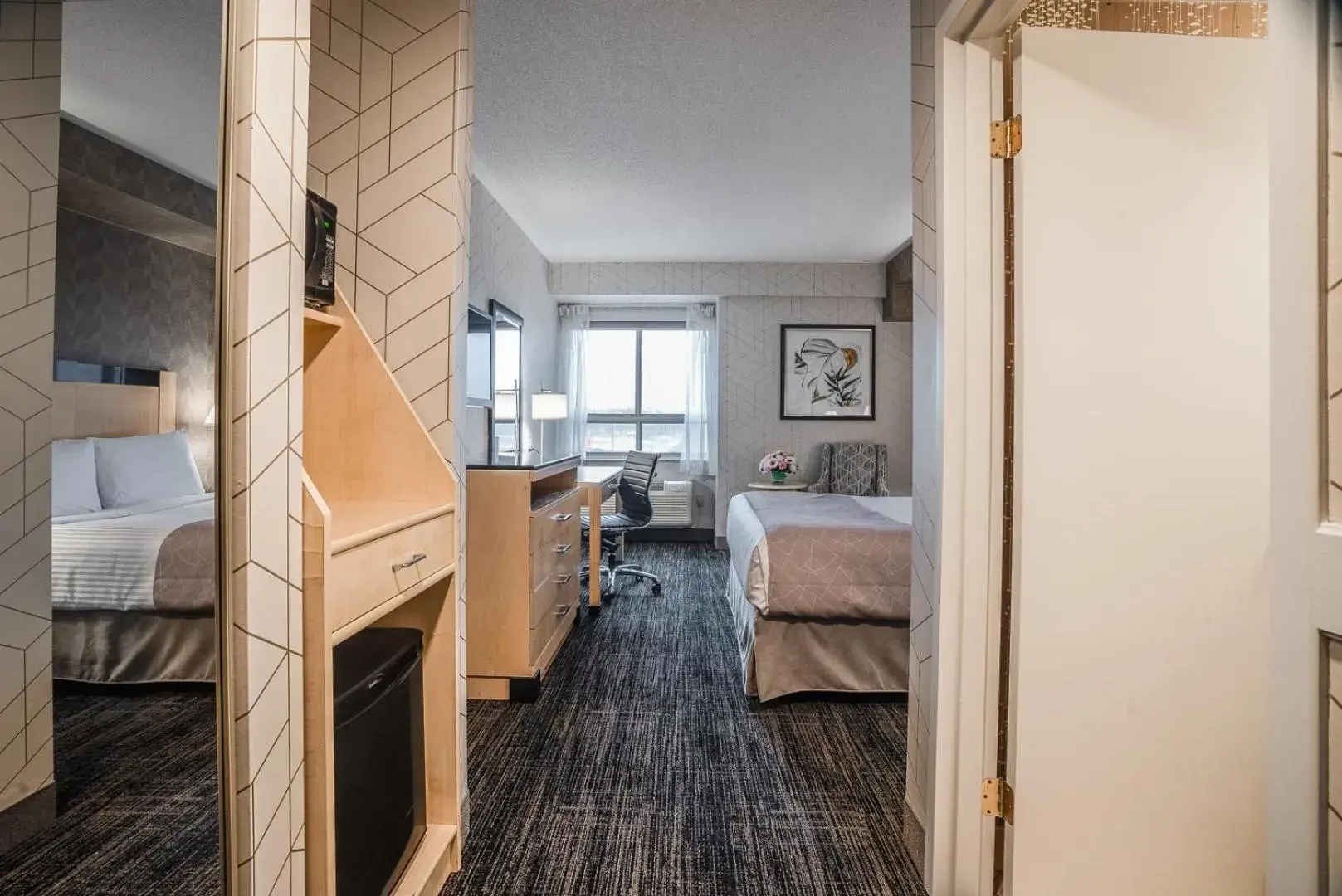 wardrobe, Bed in Monte Carlo Inn Barrie - Newly Renovated wardrobe, Bed in Monte Carlo Inn Barrie - Newly Renovated