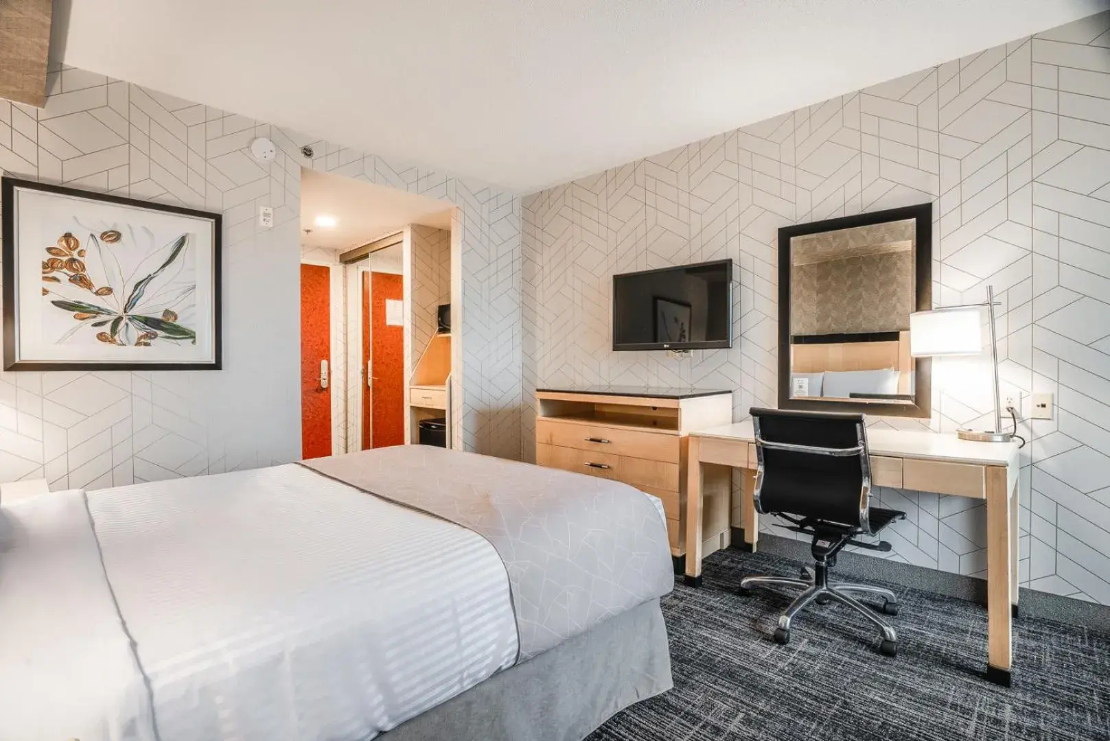 TV and multimedia, Bed in Monte Carlo Inn Barrie - Newly Renovated TV and multimedia, Bed in Monte Carlo Inn Barrie - Newly Renovated