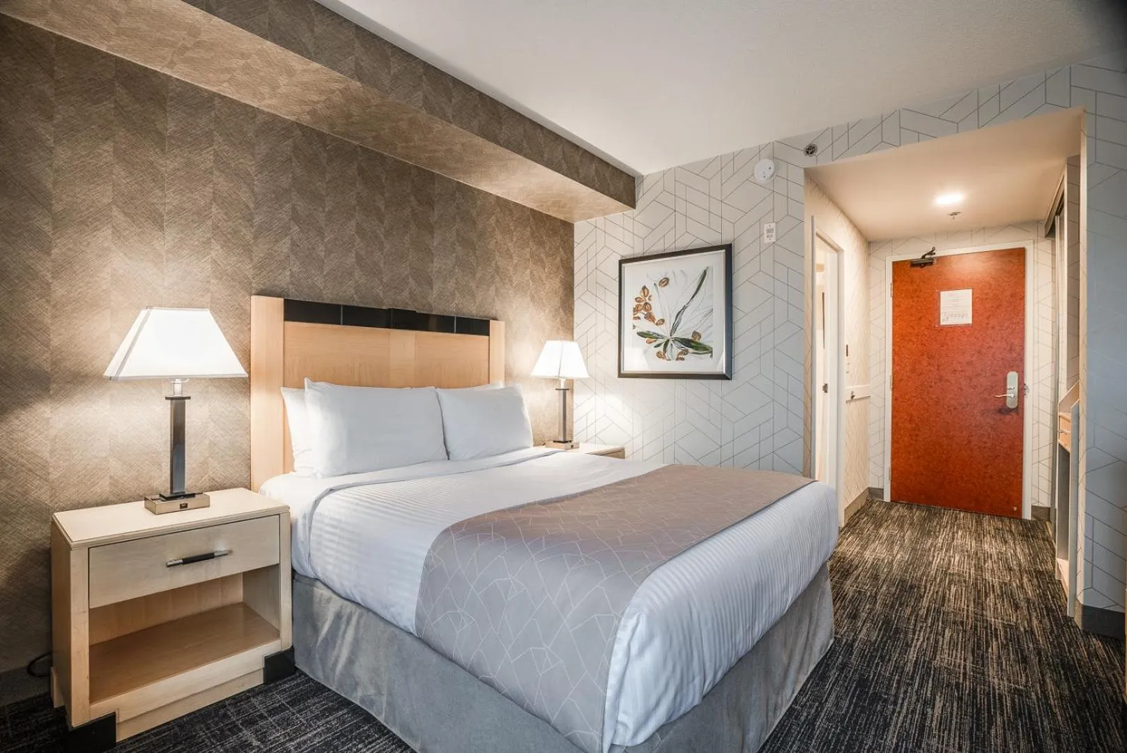 Bed in Monte Carlo Inn Barrie - Newly Renovated