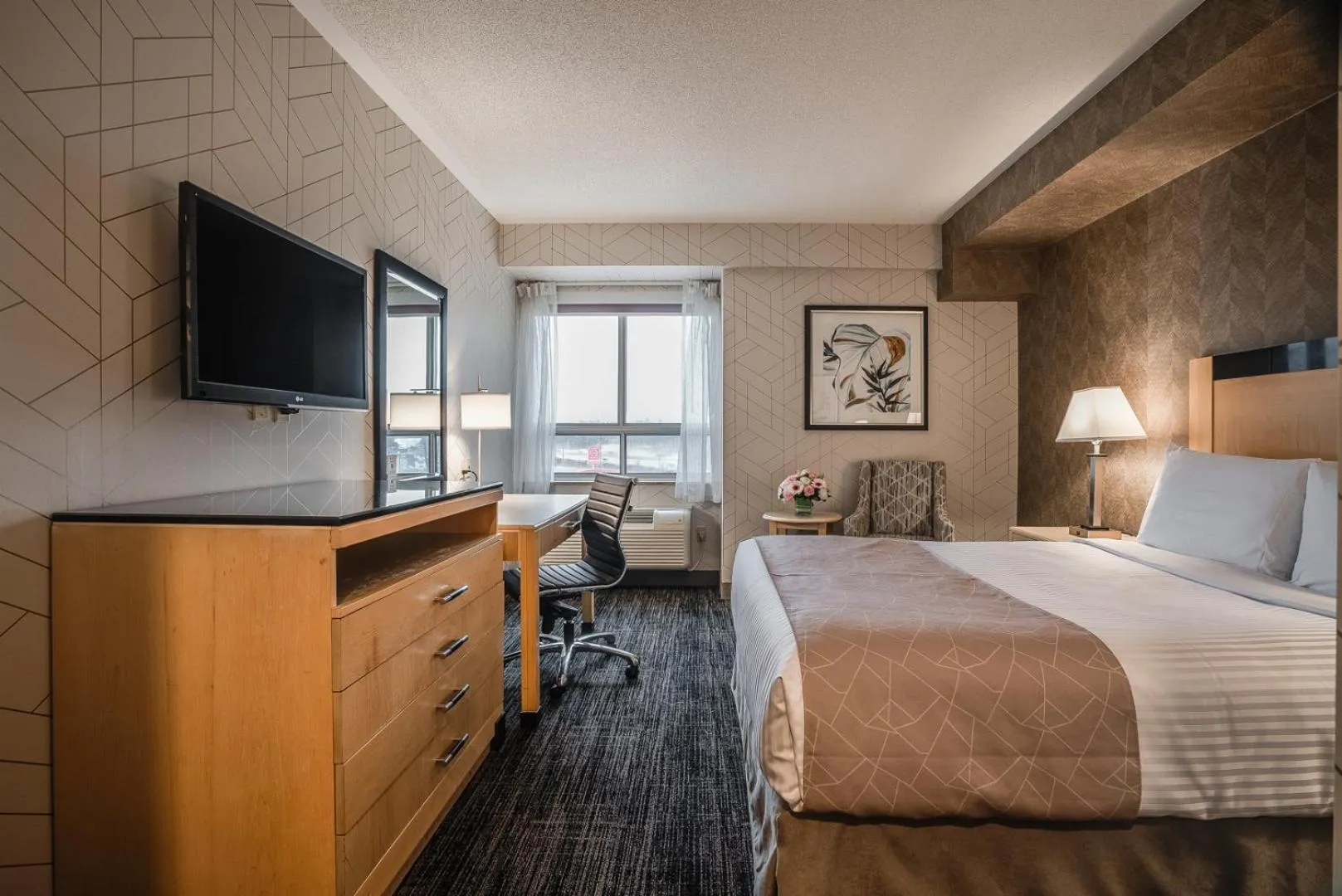 Photo of the whole room, Bed in Monte Carlo Inn Barrie - Newly Renovated