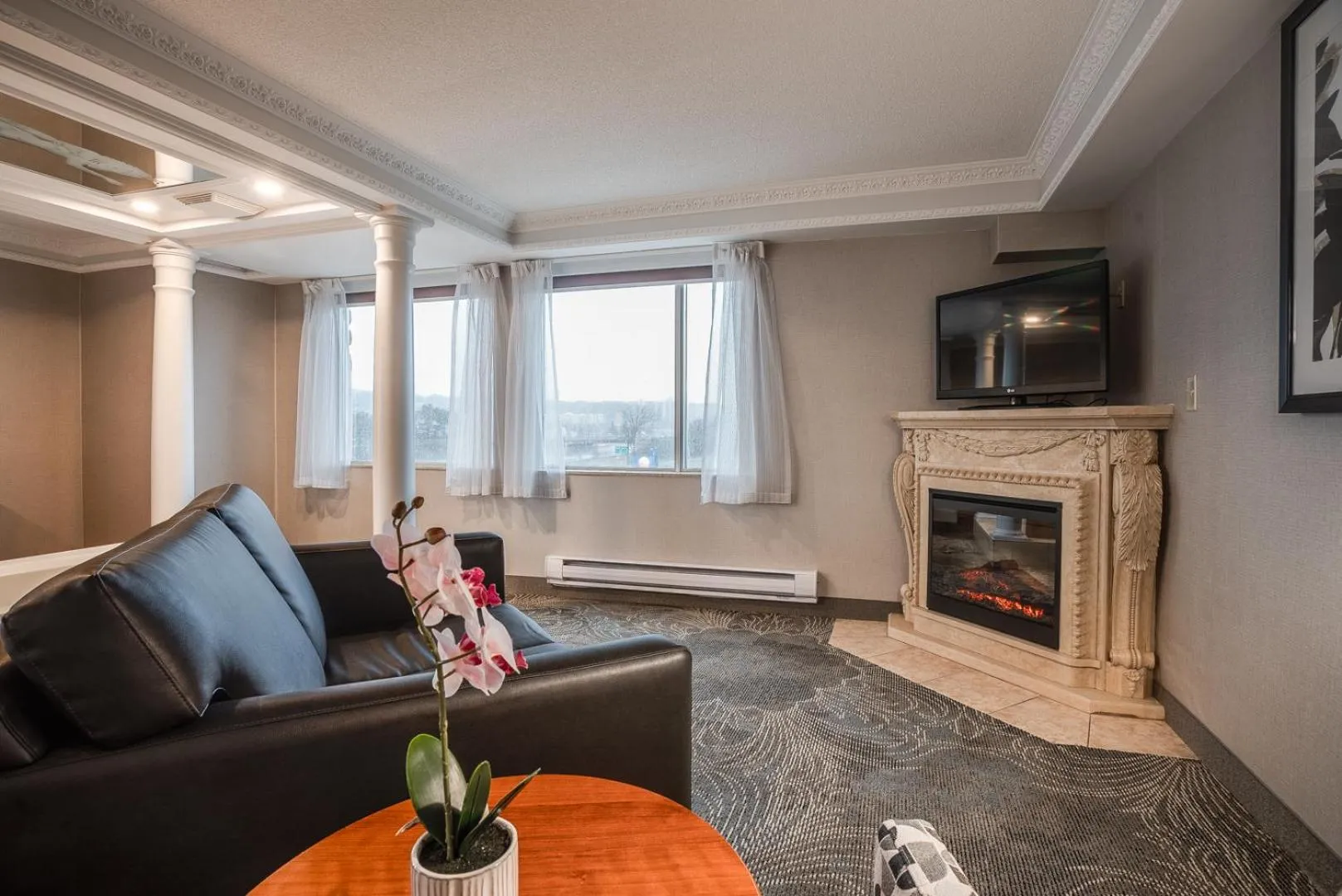 Living room in Monte Carlo Inn Barrie - Newly Renovated