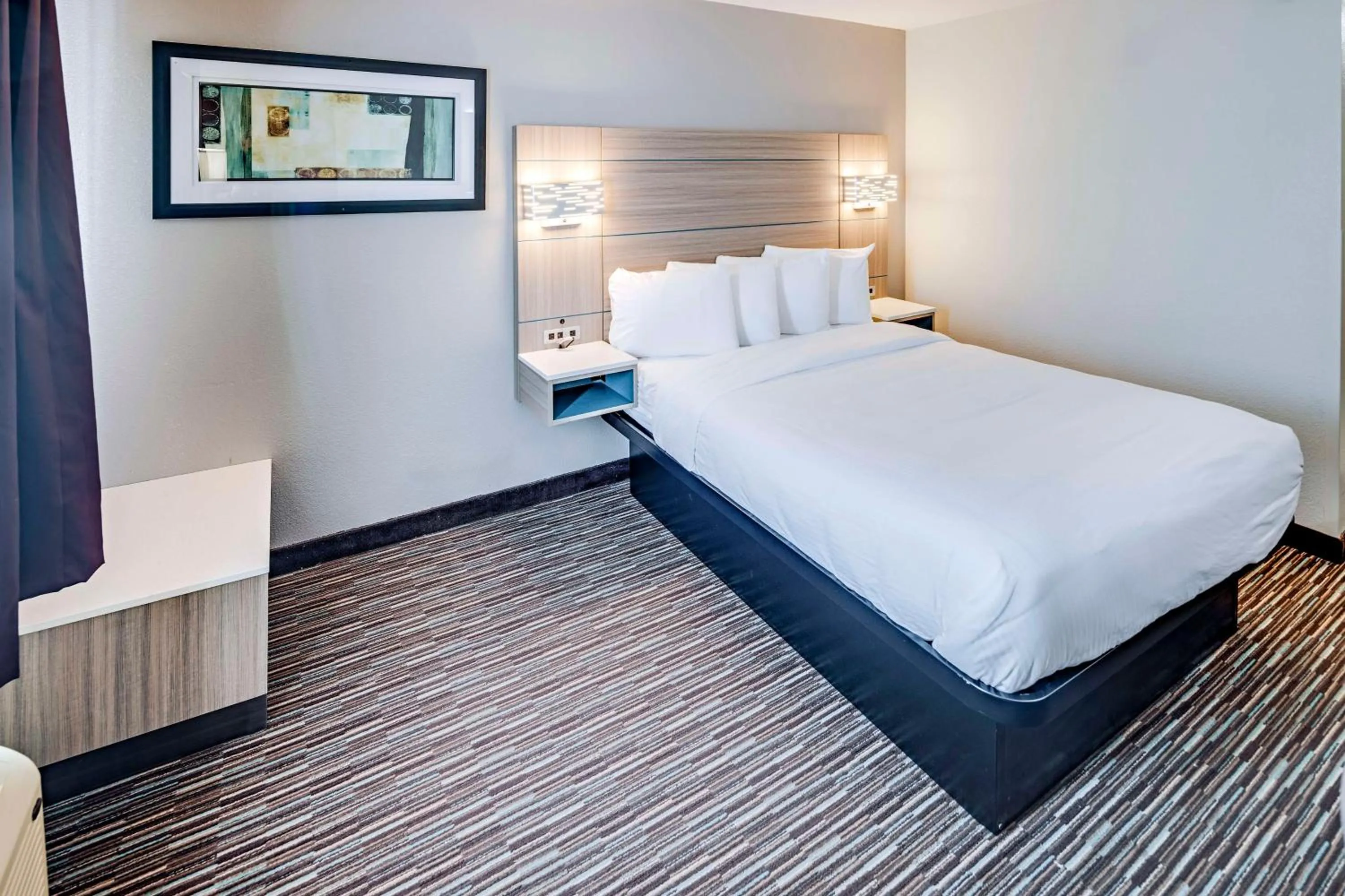 Bedroom, Bed in Best Western Port Columbus