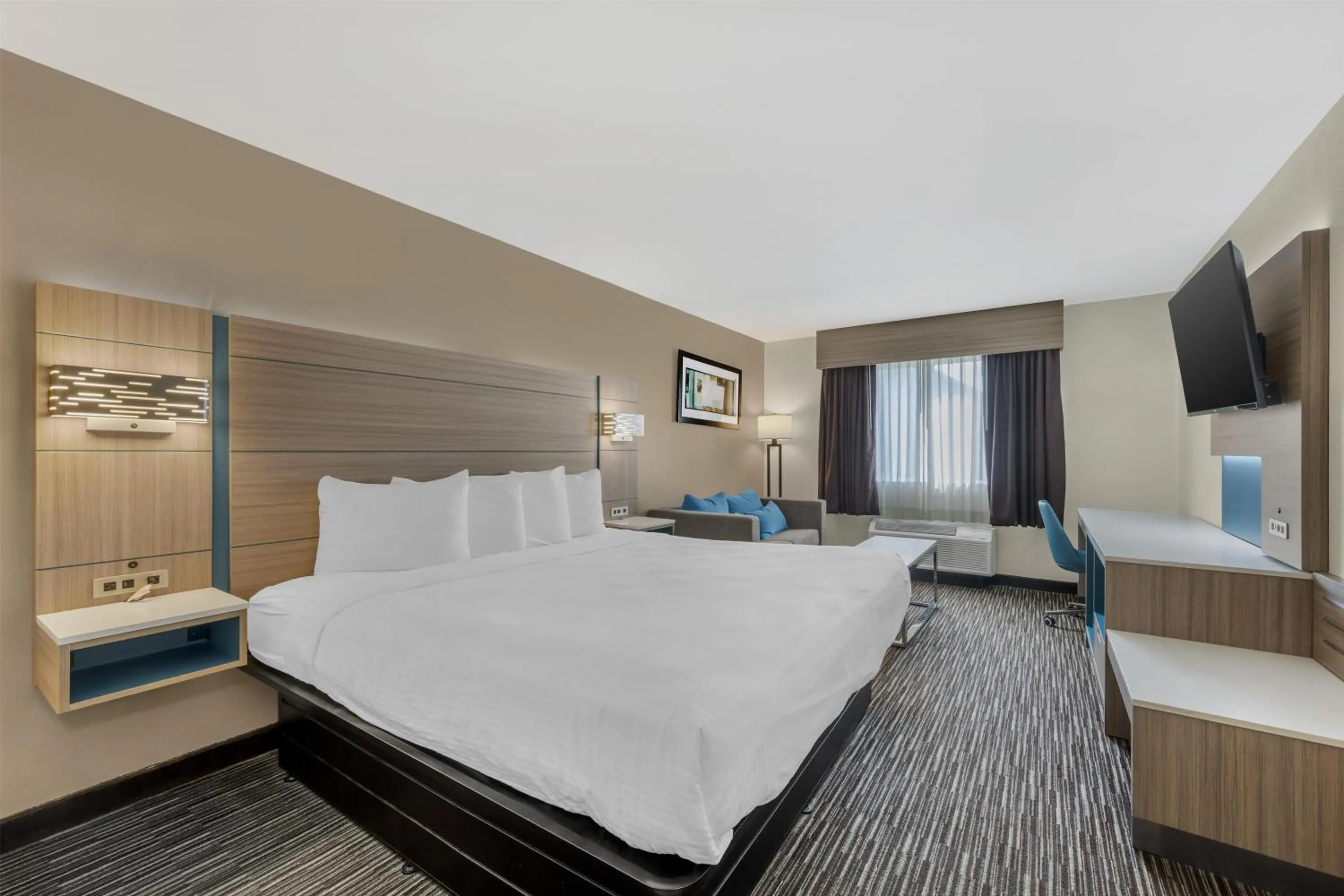 Bedroom, Bed in Best Western Port Columbus