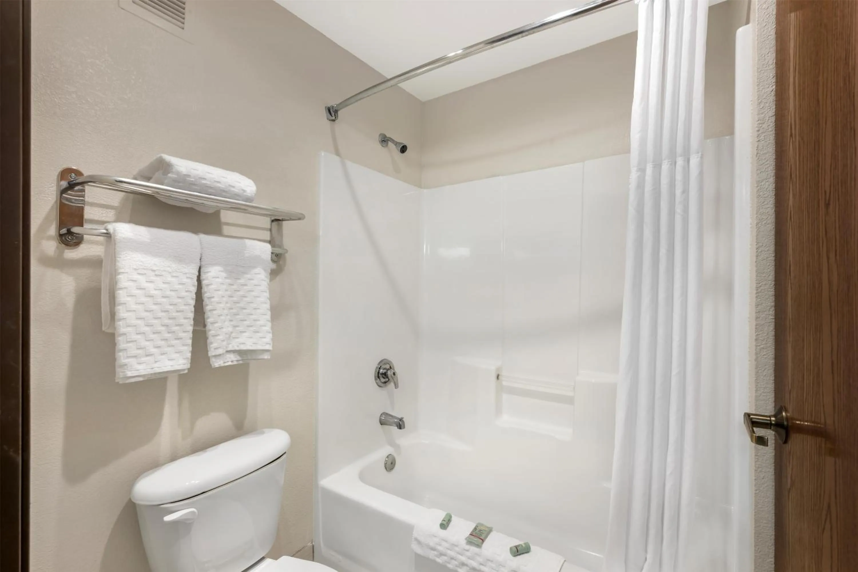 Bathroom in Best Western Port Columbus