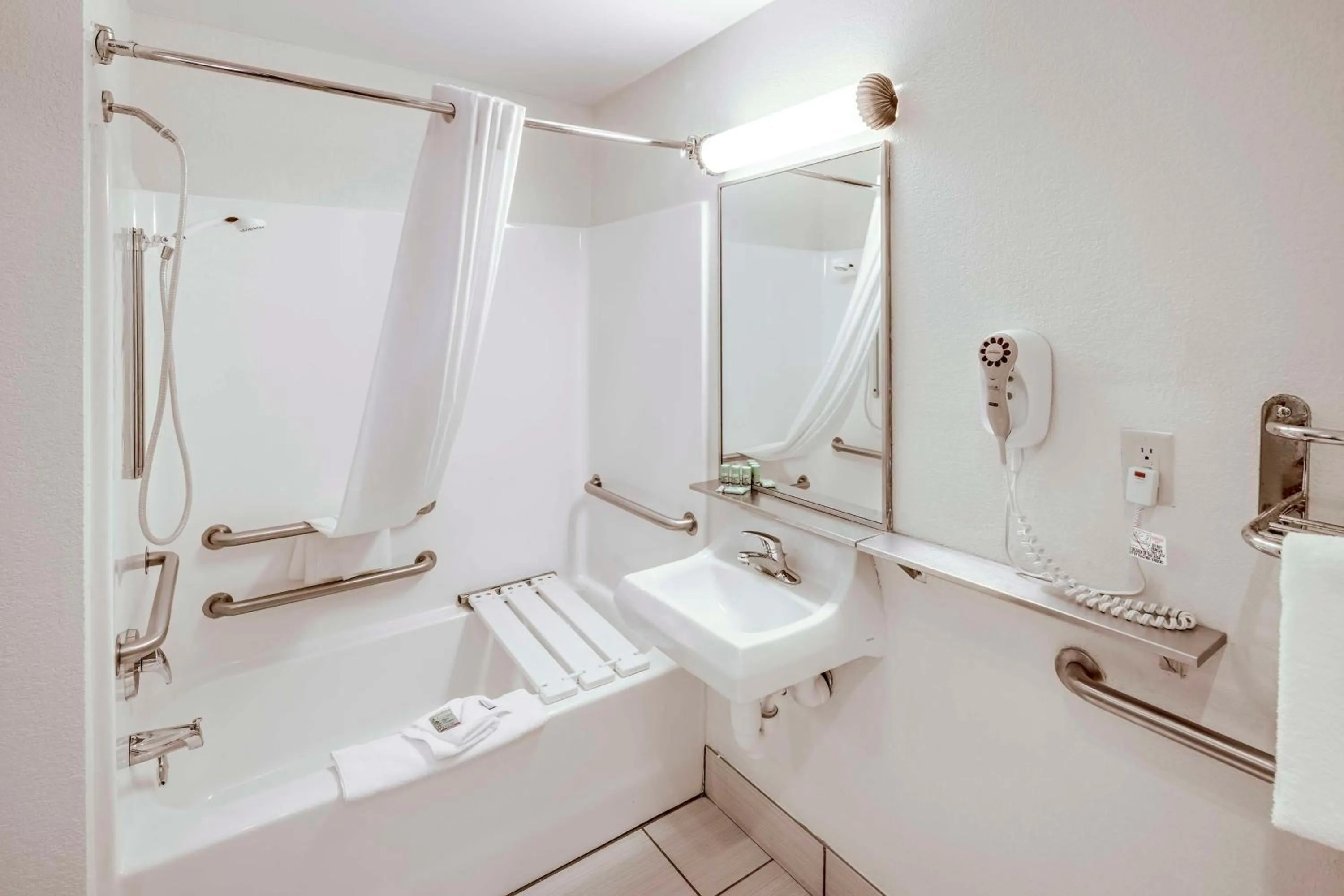 Bathroom in Best Western Port Columbus