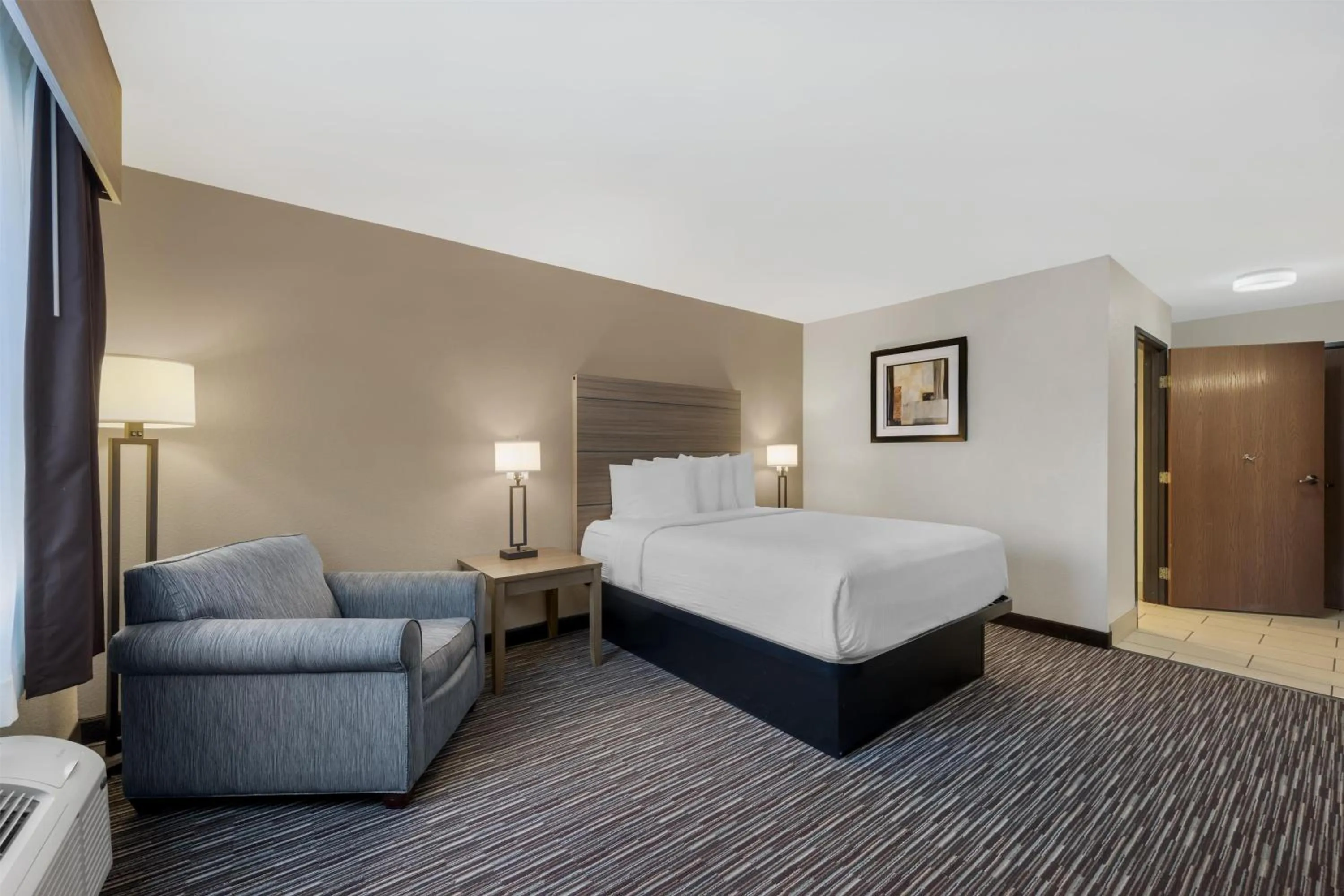 Bedroom, Bed in Best Western Port Columbus