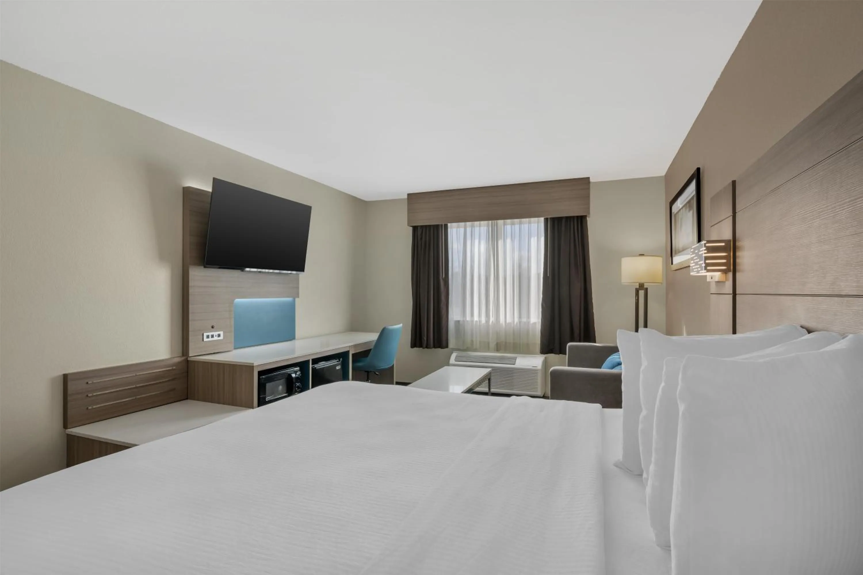 Bedroom, Bed in Best Western Port Columbus