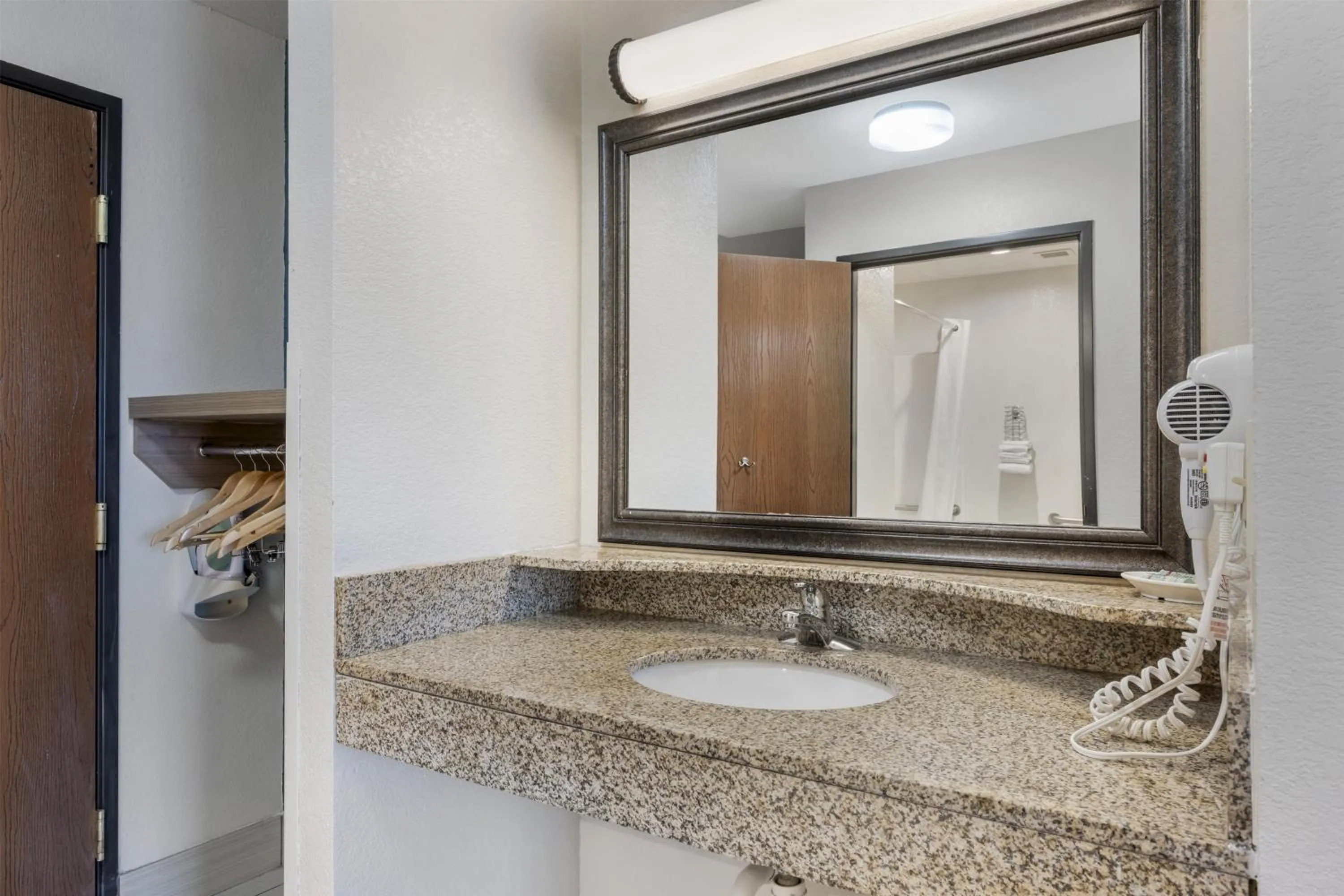 Bathroom in Best Western Port Columbus