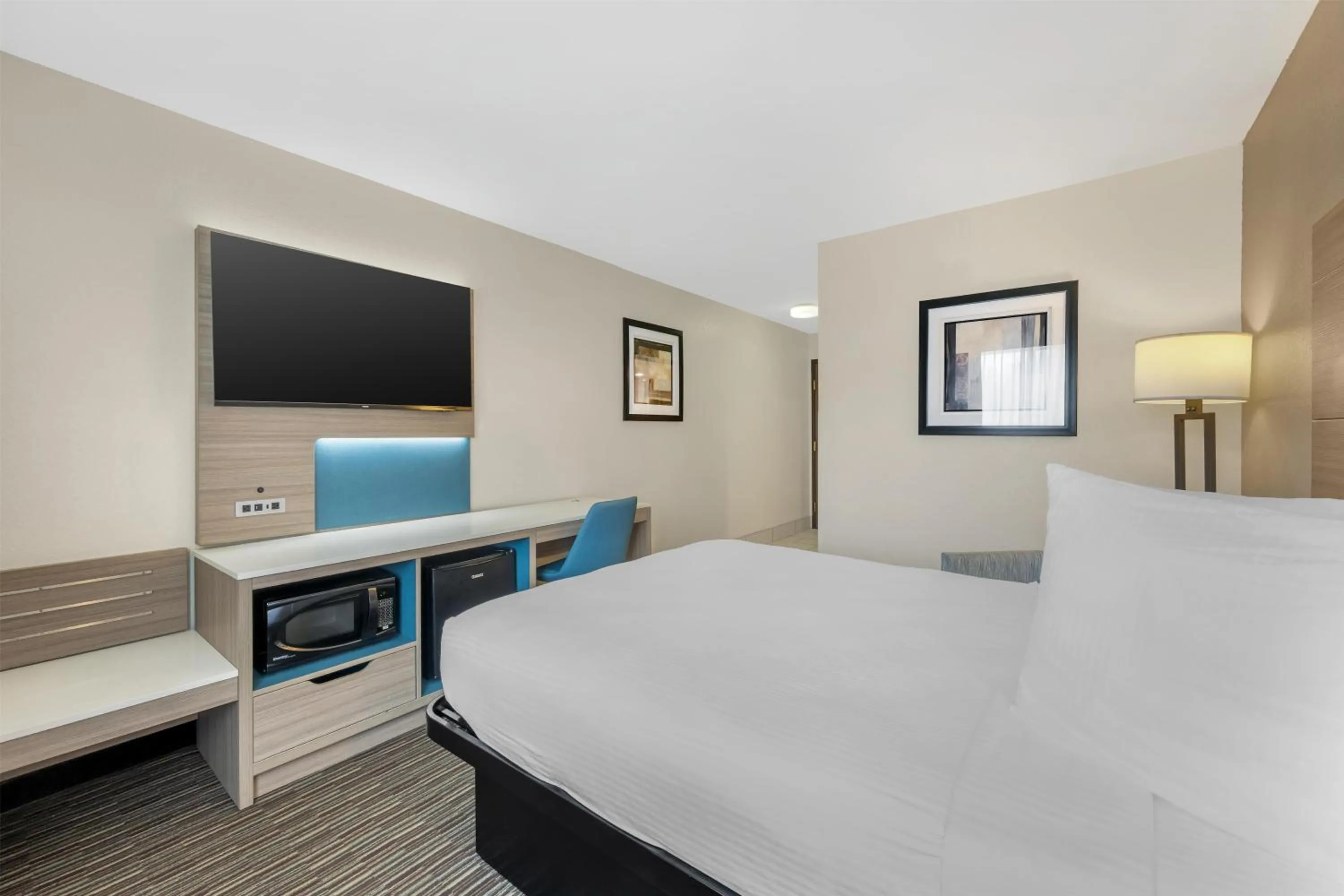 Bedroom, Bed in Best Western Port Columbus