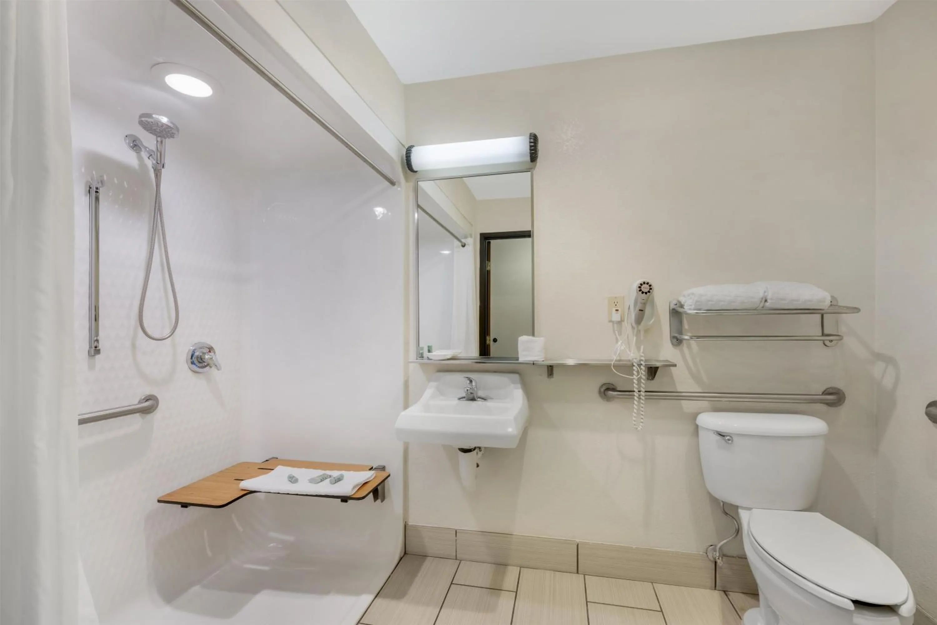 Bathroom in Best Western Port Columbus