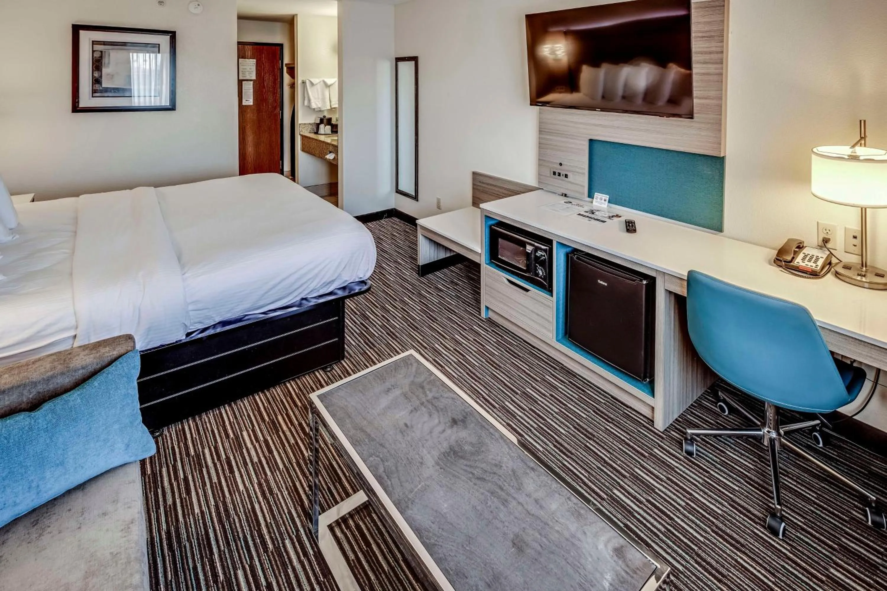 Photo of the whole room, Bed in Best Western Port Columbus