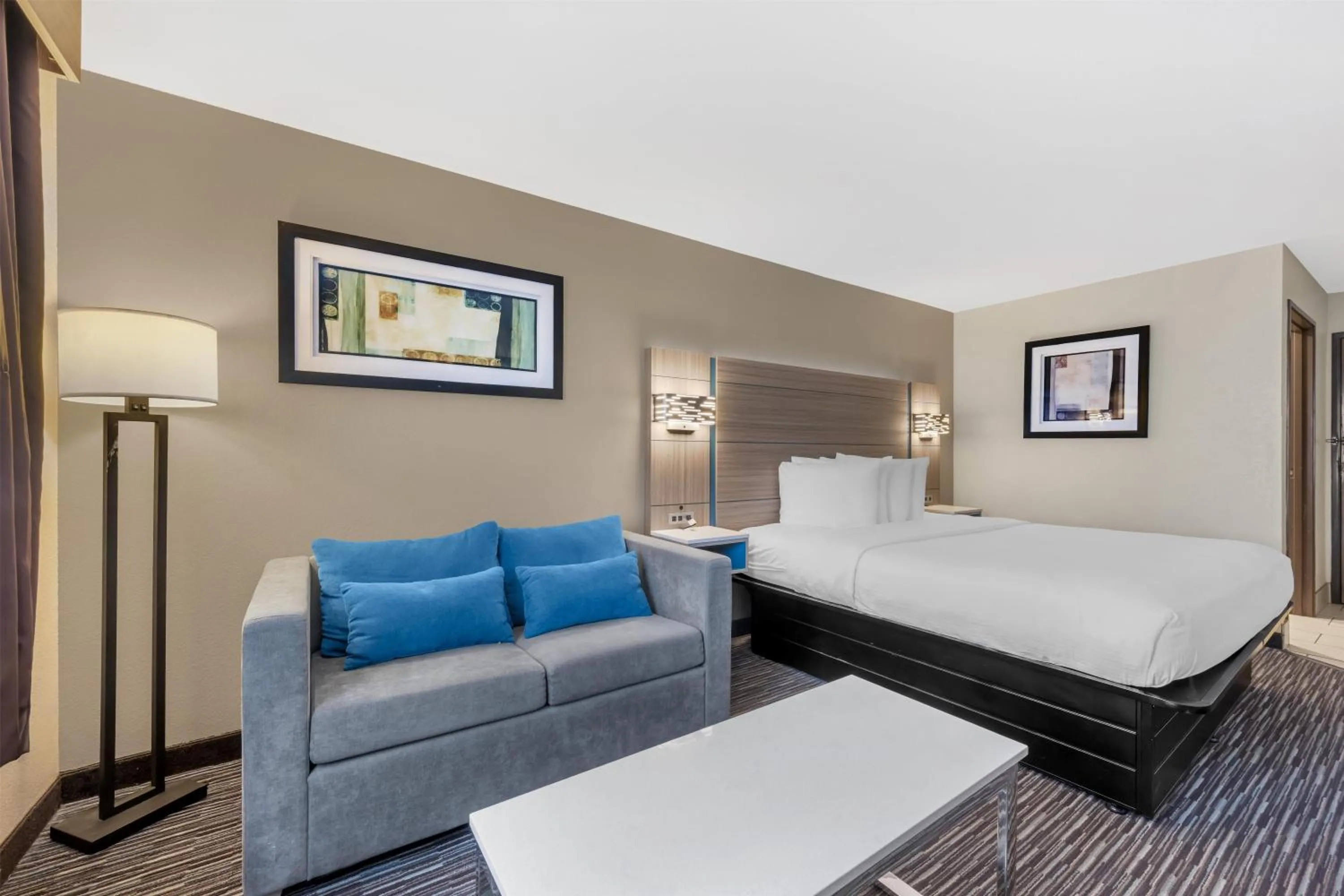 Bedroom, Bed in Best Western Port Columbus