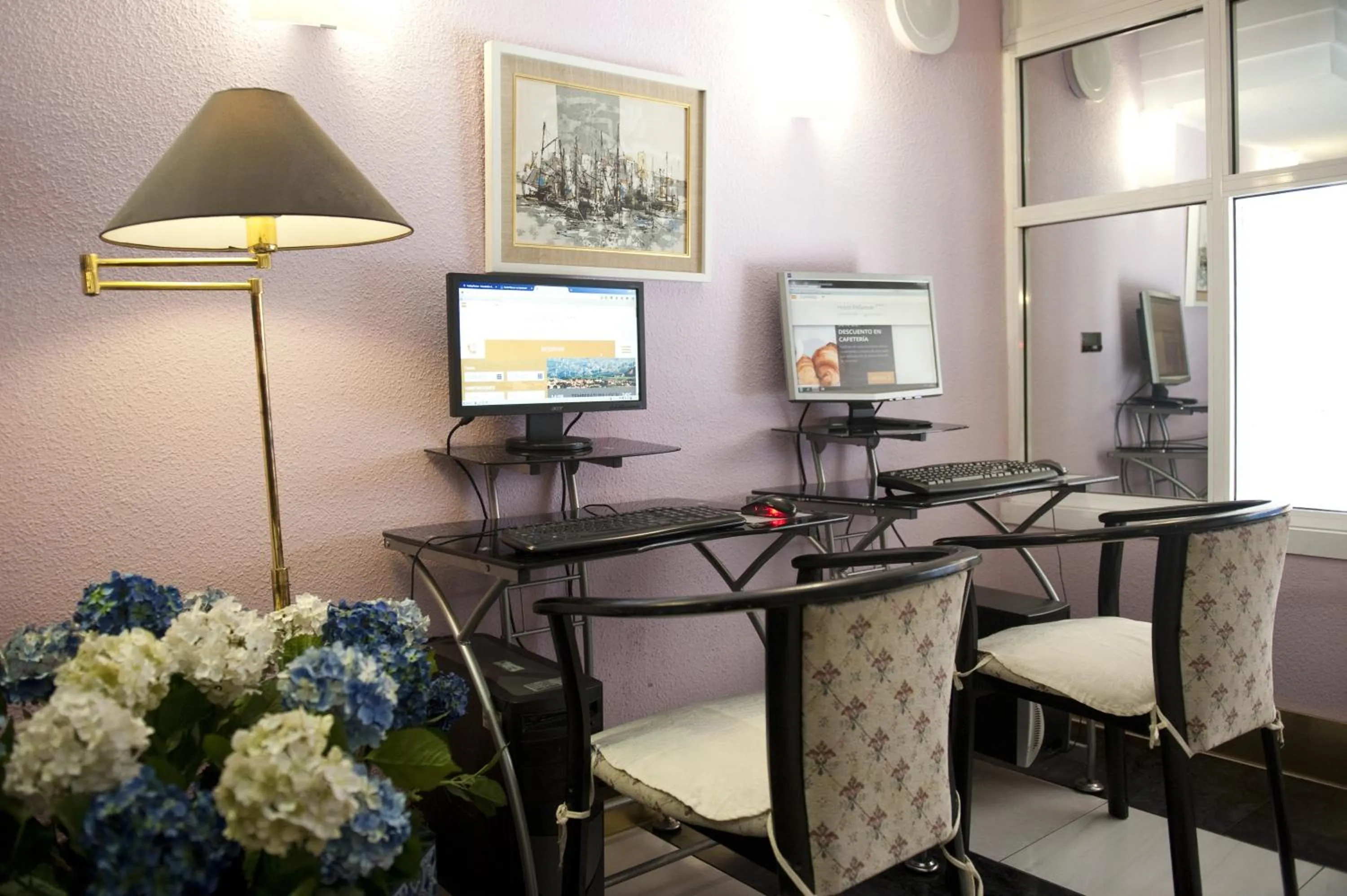 Communal lounge/ TV room in Hotel Arha Santander