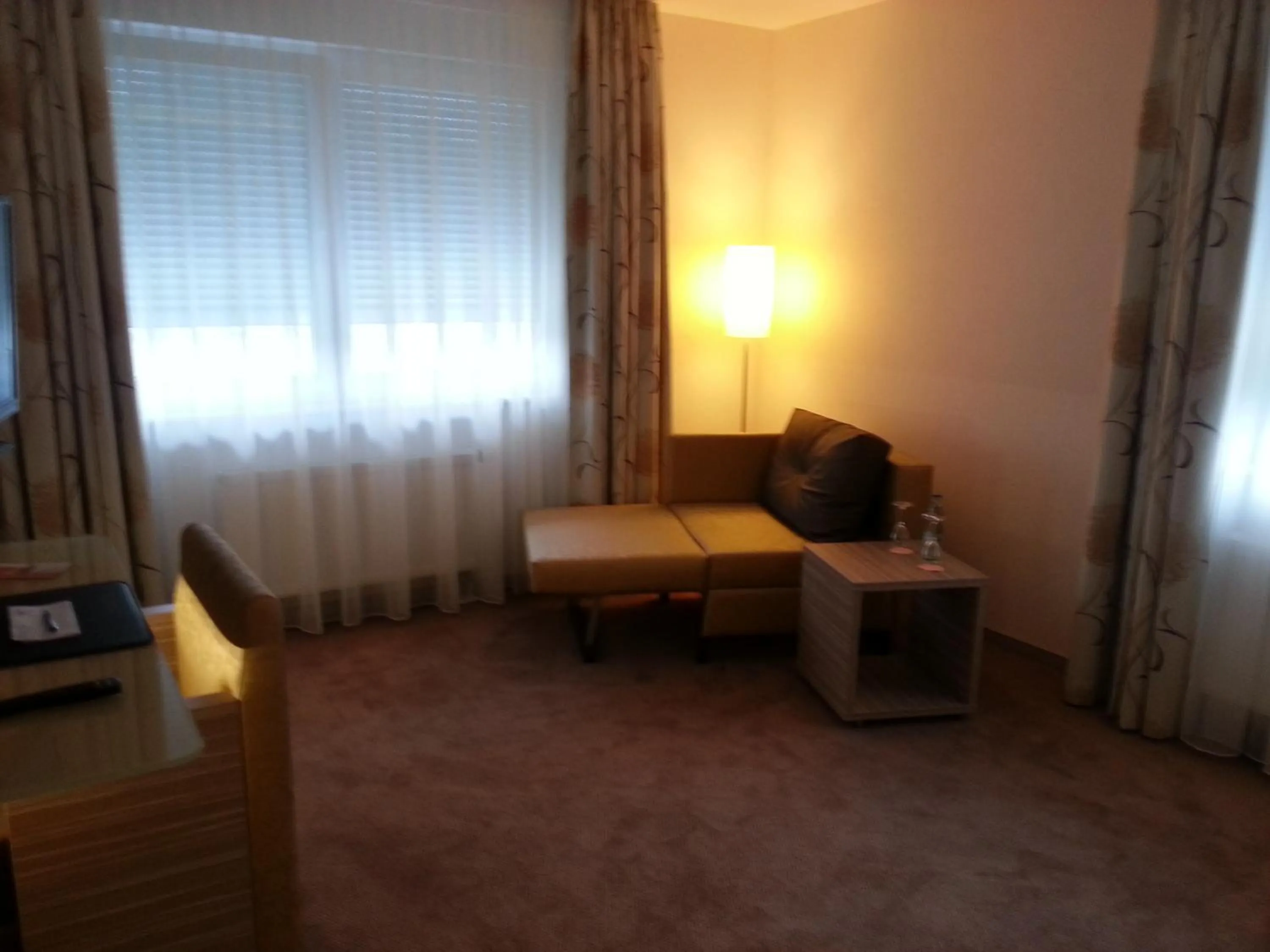 Seating area, Bed in Hotel Restaurant Itzumer Paß