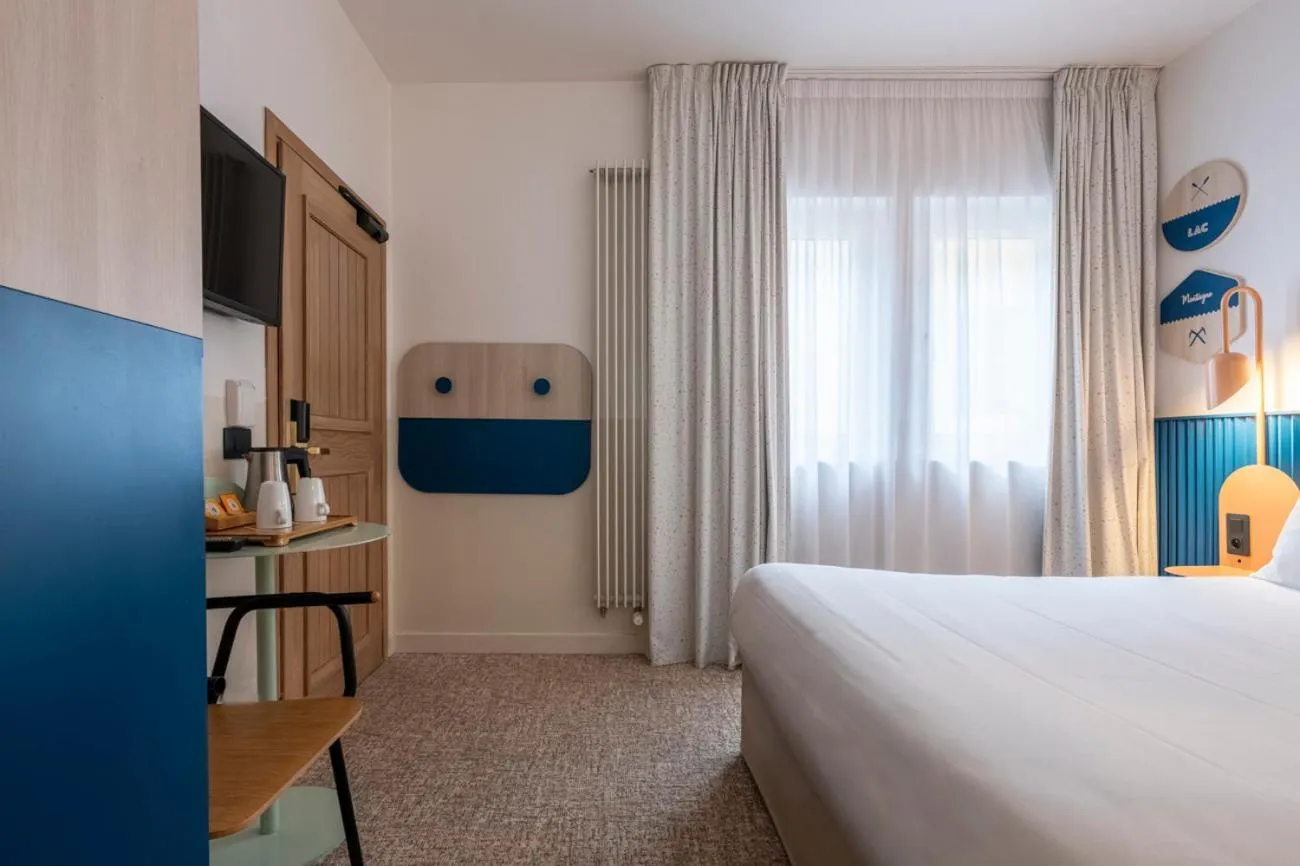 Bedroom, Bed in Hôtel du Palais de l'Isle