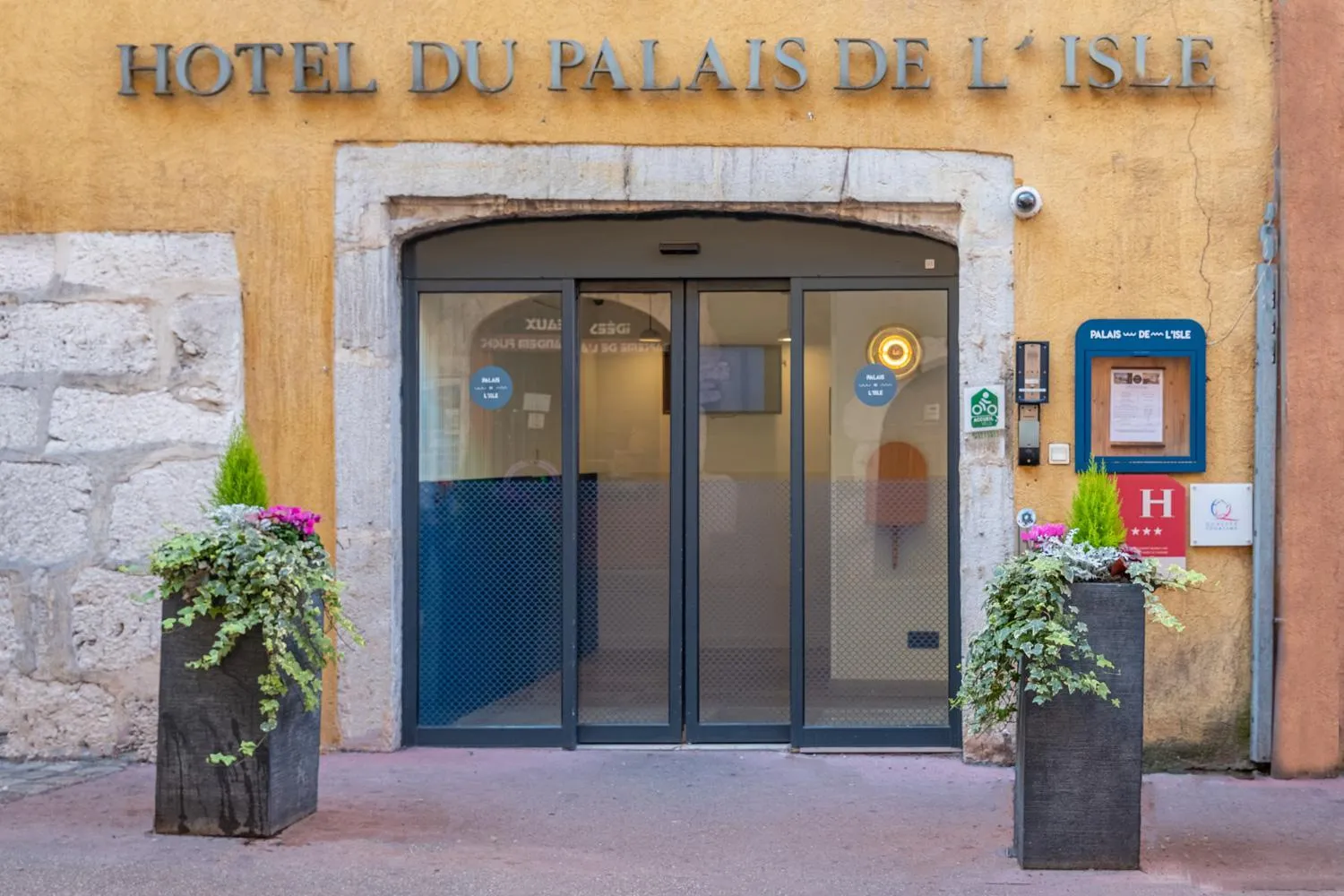 Facade/entrance in Hôtel du Palais de l'Isle