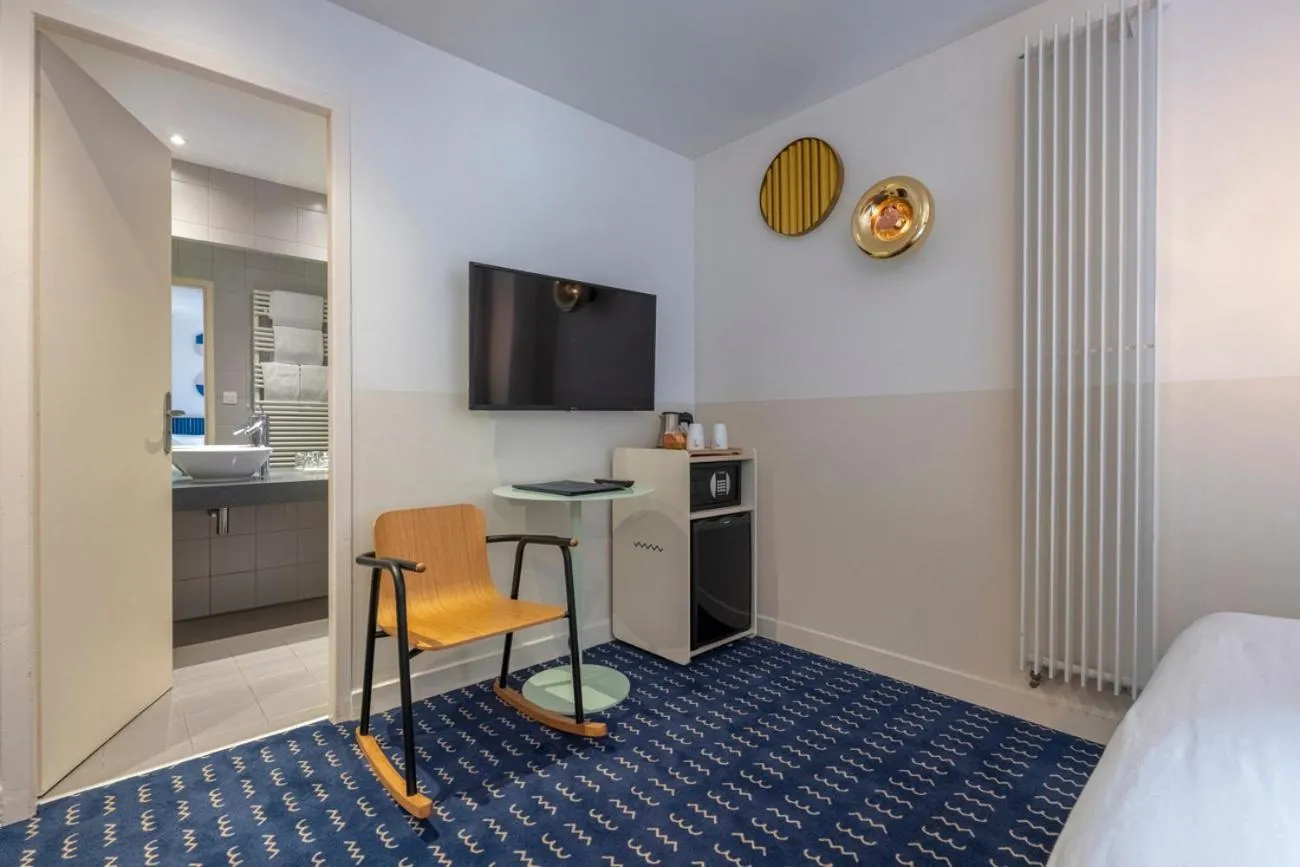 Horse-riding, Bed in Hôtel du Palais de l'Isle