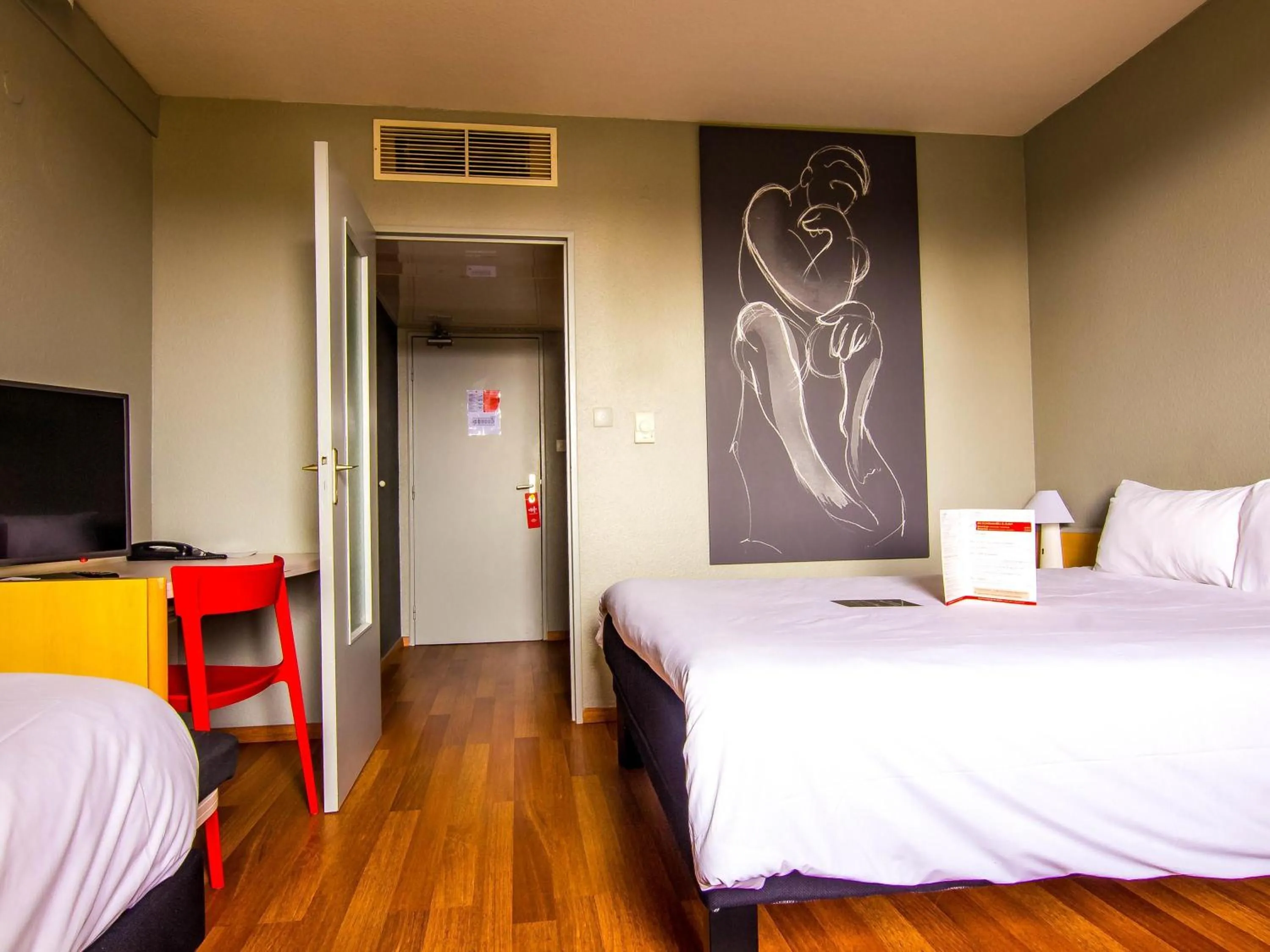 Bedroom, Bed in ibis Colmar Est - Hotel Restaurant en Alsace