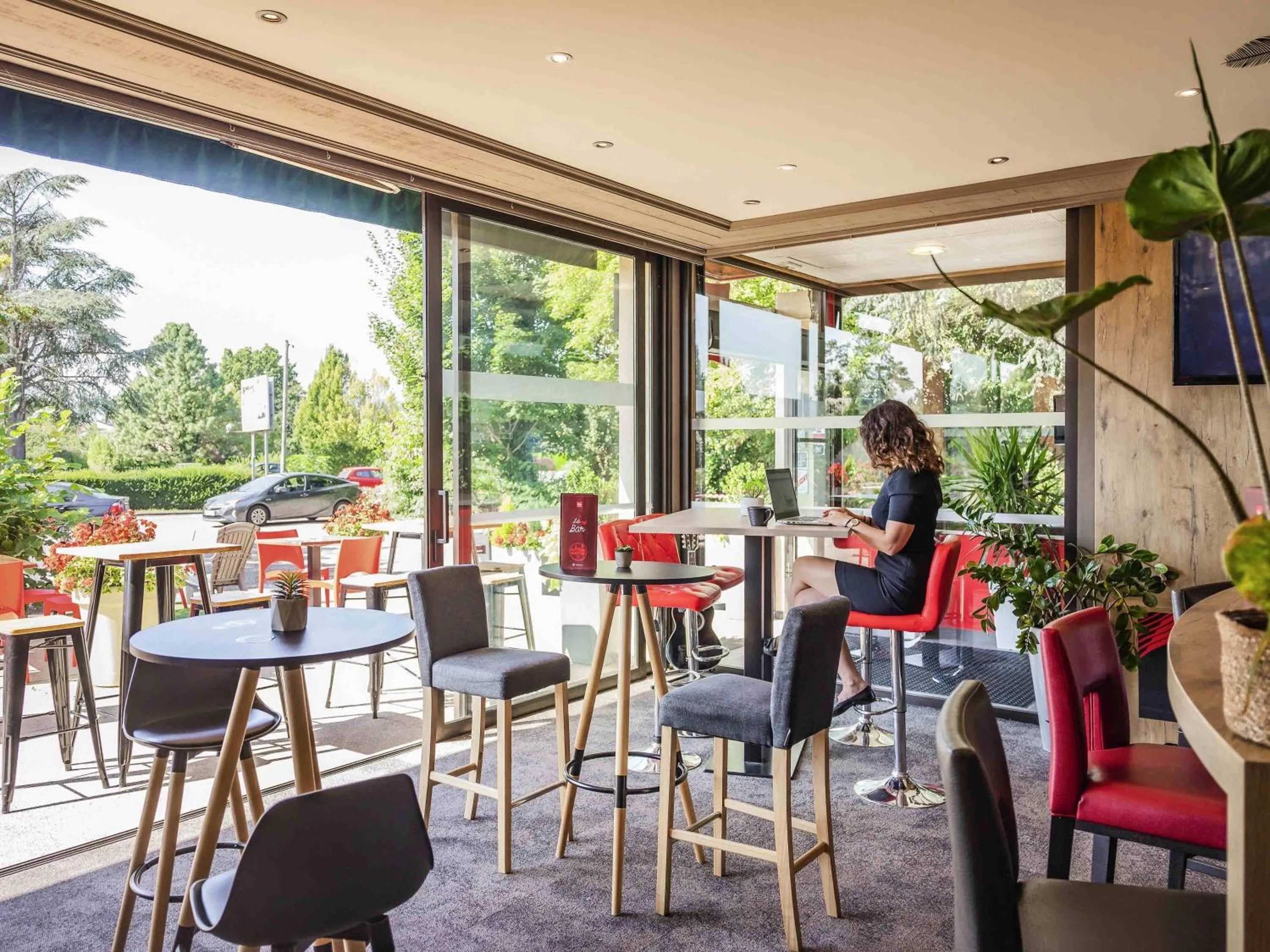 Lounge or bar in ibis Colmar Est - Hotel Restaurant en Alsace