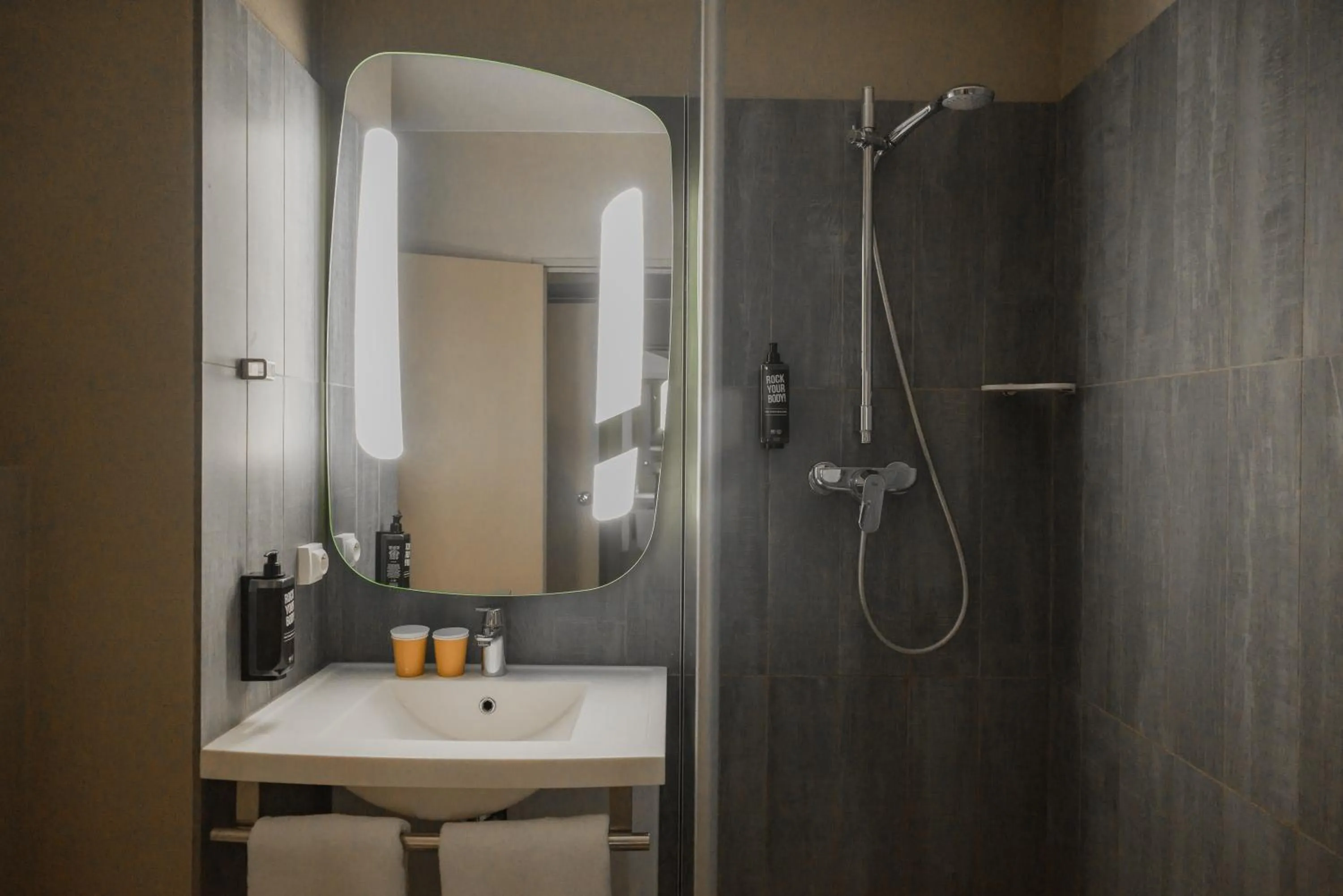 Bathroom in ibis Colmar Est - Hotel Restaurant en Alsace