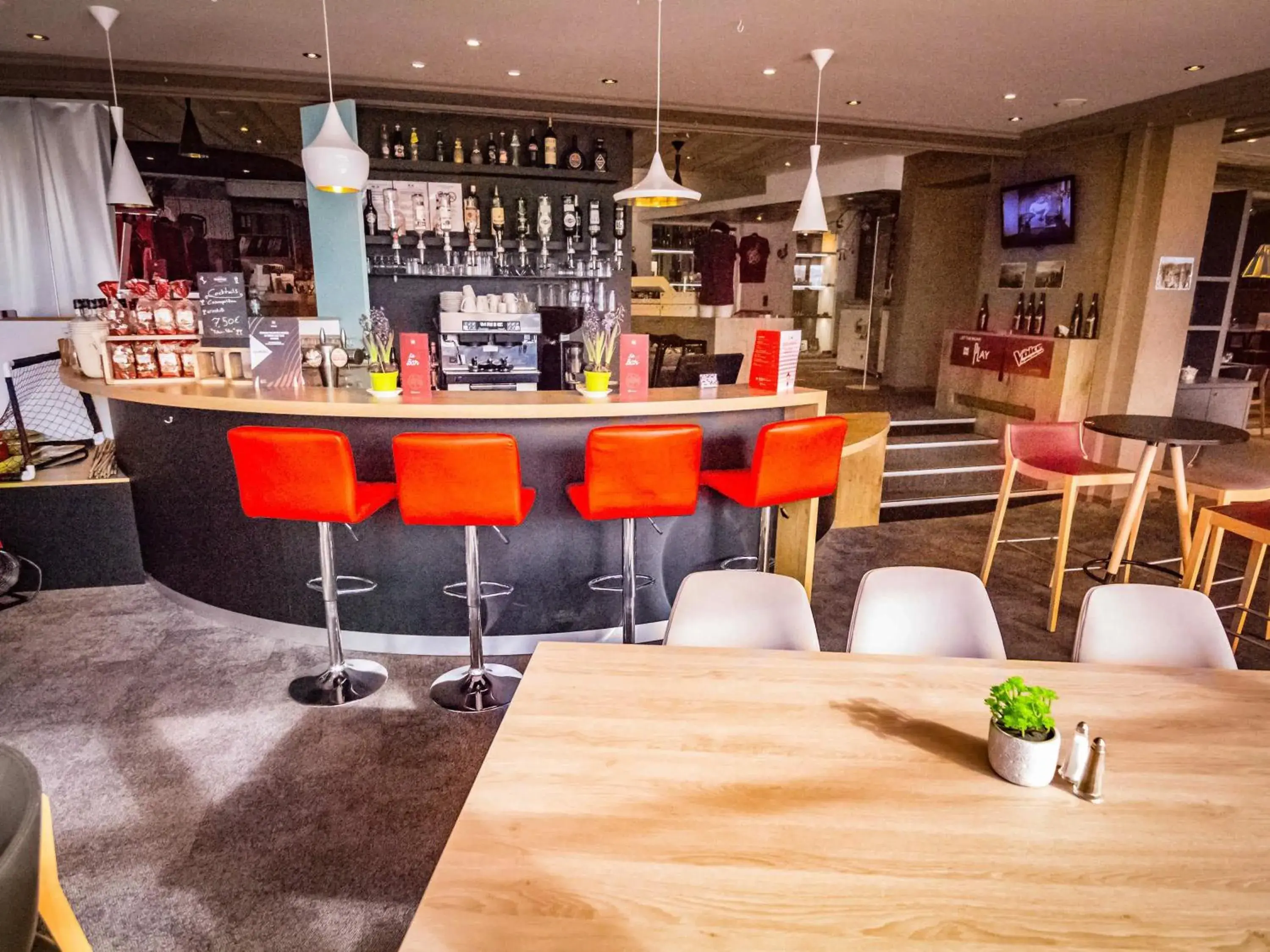 Lounge or bar in ibis Colmar Est - Hotel Restaurant en Alsace Lounge or bar in ibis Colmar Est - Hotel Restaurant en Alsace