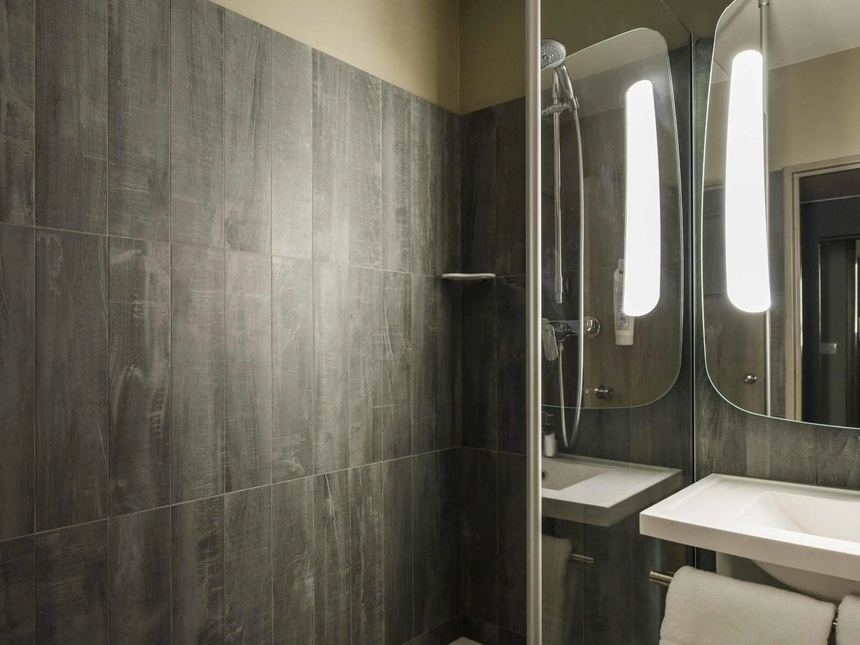 Bedroom in ibis Colmar Est - Hotel Restaurant en Alsace