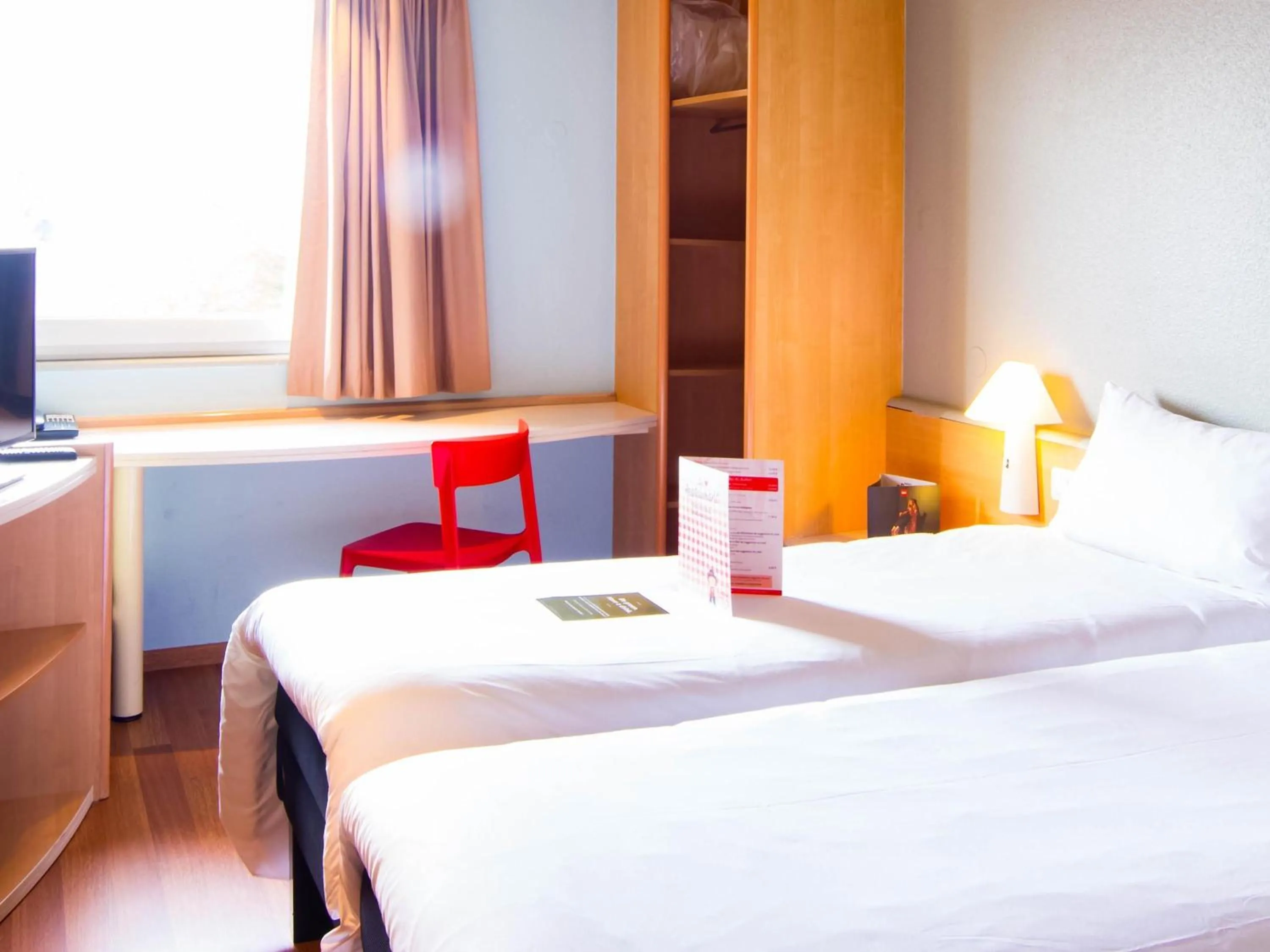 Bedroom, Bed in ibis Colmar Est - Hotel Restaurant en Alsace