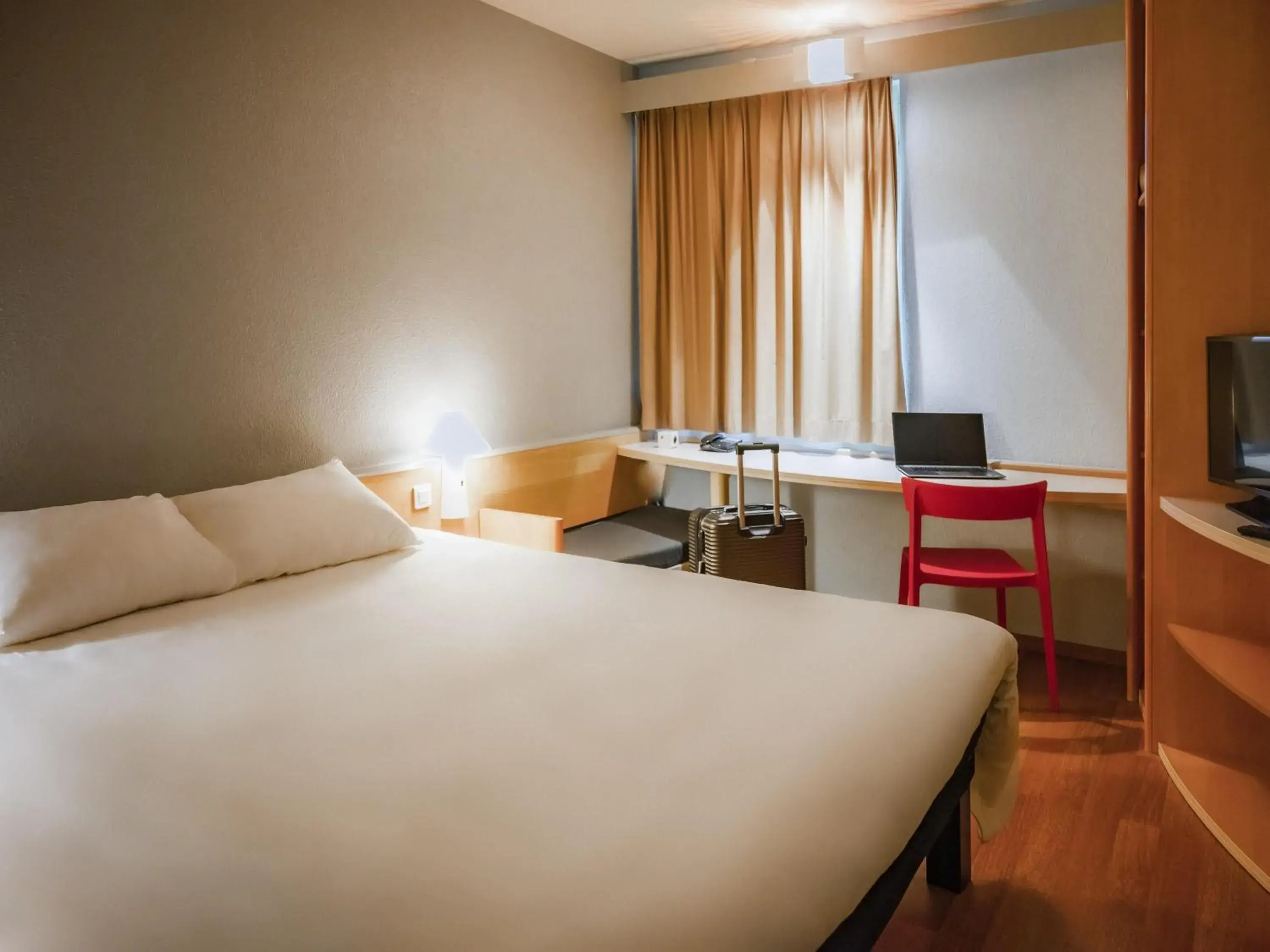 Bedroom, Bed in ibis Colmar Est - Hotel Restaurant en Alsace Bedroom, Bed in ibis Colmar Est - Hotel Restaurant en Alsace