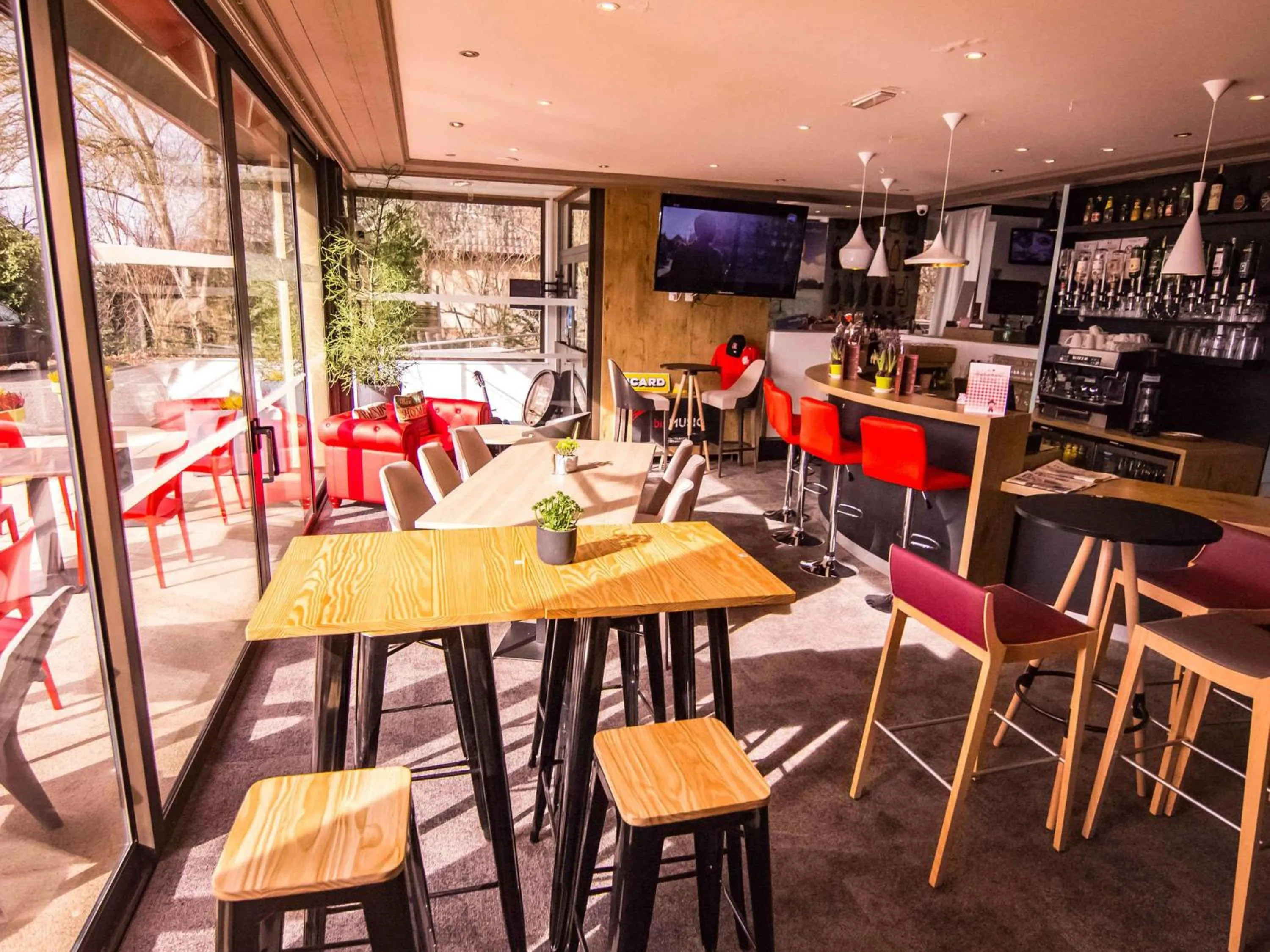 Lounge or bar in ibis Colmar Est - Hotel Restaurant en Alsace