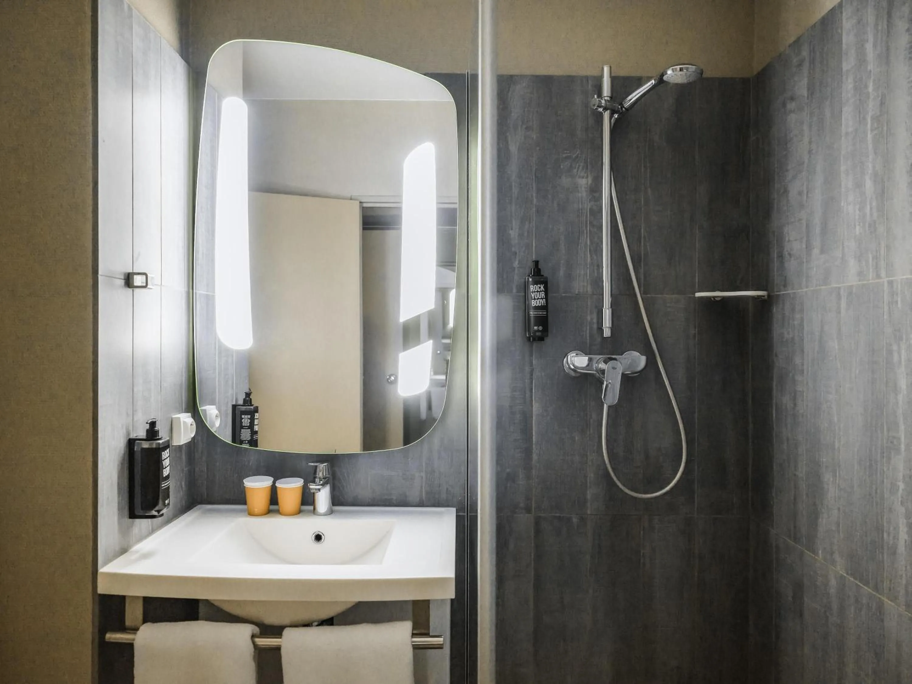 Bedroom in ibis Colmar Est - Hotel Restaurant en Alsace