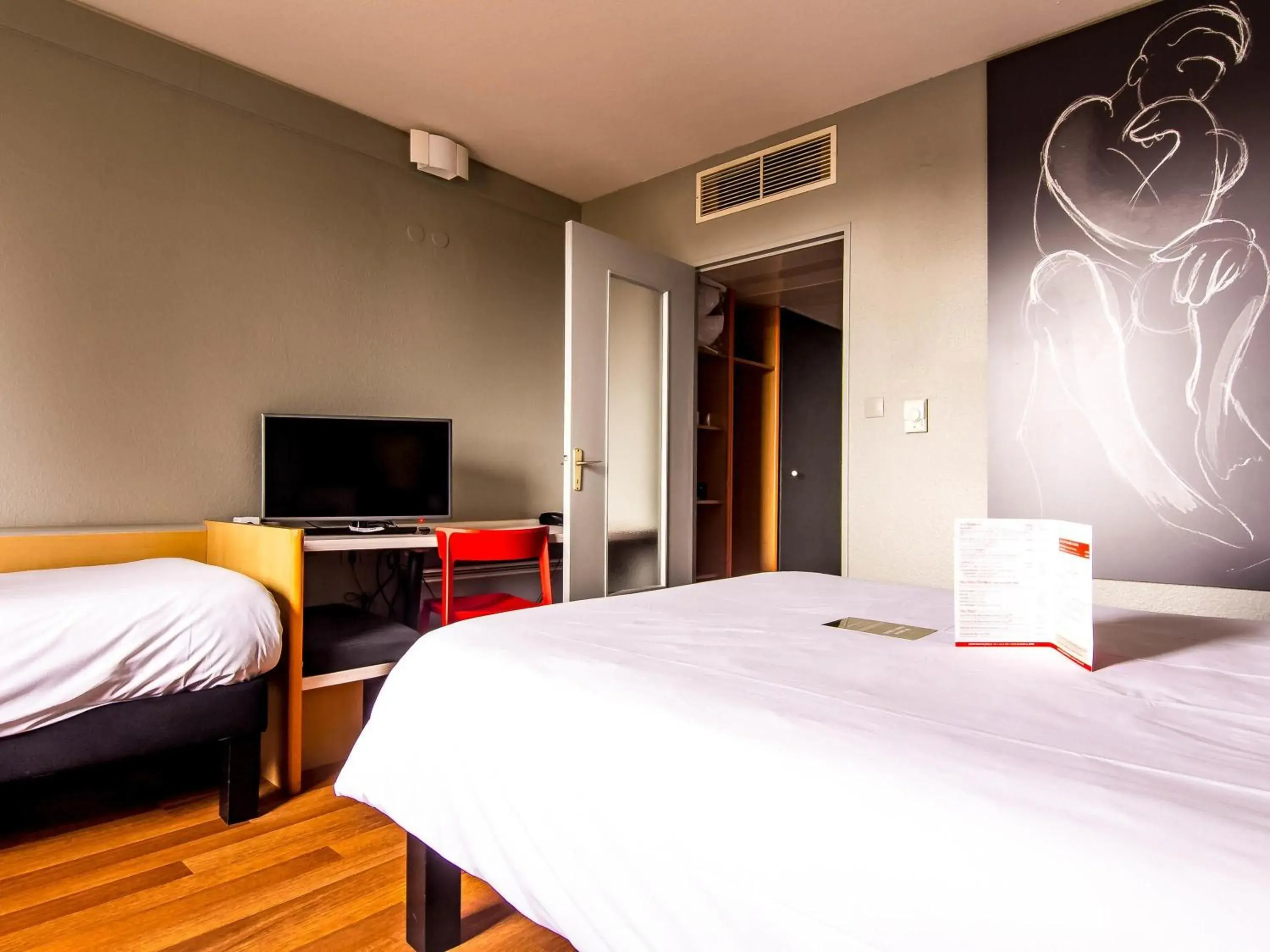 Bedroom, Bed in ibis Colmar Est - Hotel Restaurant en Alsace Bedroom, Bed in ibis Colmar Est - Hotel Restaurant en Alsace